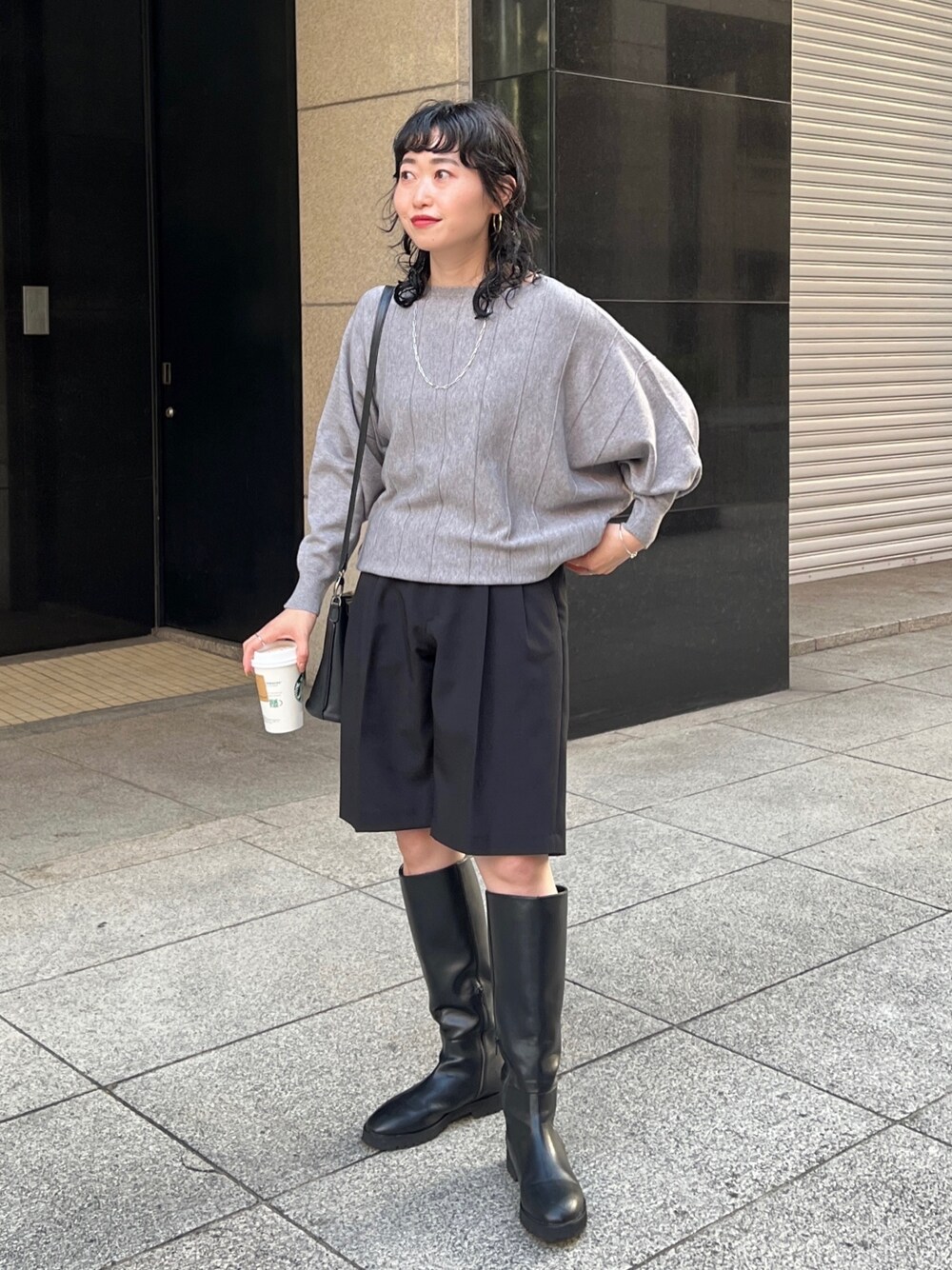 「ファッションを楽しもう、ブーツ、モノトーン、ビッグシルエット、お出かけコーデ、きれいめカジュアル、ニット、冬コーデ、ハーフパンツ、骨格ウェーブ」｜「Croisiereのアイテム（ニット/セーター、グレー系）」を使った、M a k oさん（レディース・155cm）の秋コーディネートの1枚目の写真