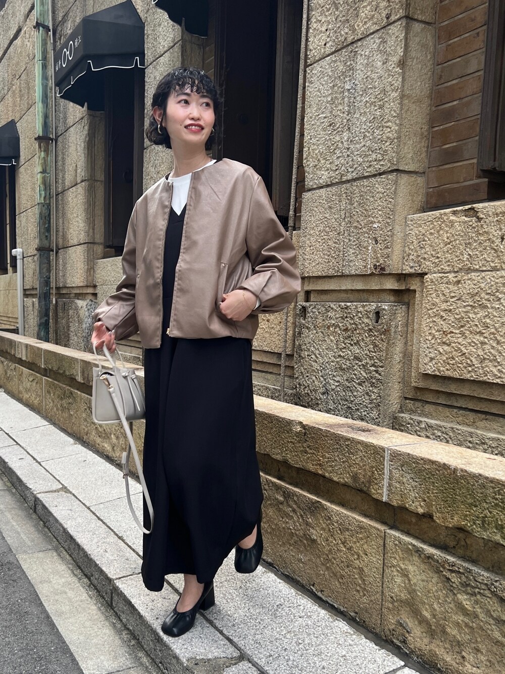 「プチプラ、白Tシャツ、ビッグシルエット、モード、ハンドバッグ、大人カジュアル、秋服準備はじめました、ブラウン、休日スタイル、サロペット、淡色コーデ、ショルダーバッグ、モノトーンコーデ」｜「Chez toiの袖口タック合皮ジャケット（ブルゾン、ブラウン系）」を使った、M a k oさん（レディース・155cm）の夏コーディネートの1枚目の写真