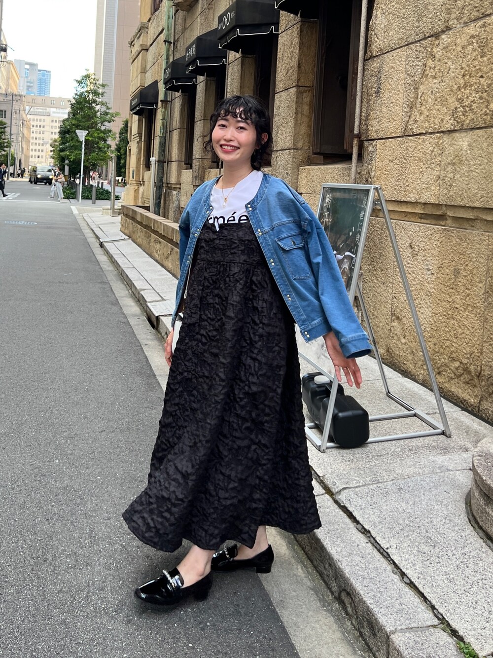 「お出かけコーデ、キャミワンピ、オフィスカジュアル、夏セールで買いました、プチプラ、モノトーン、Coming soon...、ロゴT、ワンピース、秋服準備はじめました」｜「Chez toiのジャガードキャミワンピース（ワンピース、ブラック系）」を使った、M a k oさん（レディース・155cm）の夏コーディネートの1枚目の写真