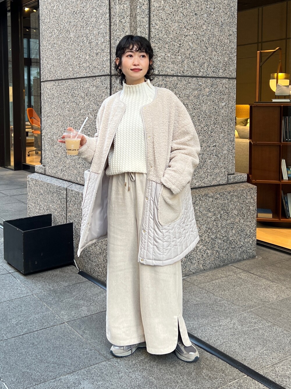 「モード、ボアジャケット、ホワイトコーデ、マイベストコーデ2022、休日スタイル、きれいめカジュアル、ニット、冬コーデ、ワントーンコーデ、ビッグシルエット、淡色コーデ、タートルネック、私の推しブランド、骨格ウェーブ、スニーカー」｜「Chez toiのボア×ストライプキルトコート（ノーカラージャケット、ホワイト系）」を使った、M a k oさん（レディース・155cm）の冬コーディネートの1枚目の写真
