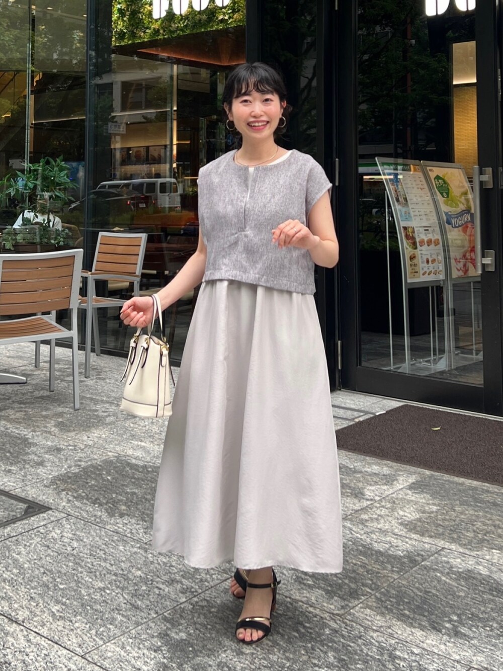 「ショップスタッフの推しワンピ、このスタイルがお気に入り、淡色コーデ、セットアップ、お出かけコーデ、きれいめカジュアル、モノトーン、夏コーデ、休日スタイル、プチプラ、Coming soon...、オフィスカジュアル」｜「Chez toiのツイードプルオーバー×カット布帛ドッキングワンピース（ワンピース、グレー系）」を使った、M a k oさん（レディース・155cm）の夏コーディネートの1枚目の写真