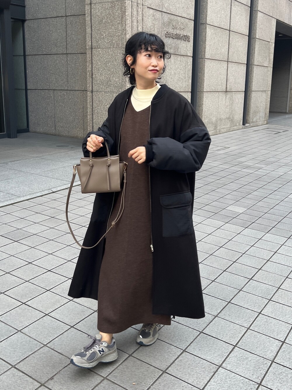 「スタジャン、ビッグシルエット、ニットワンピース、プチプラ、ロングコート、冬コーデ、トートバッグ、タートルネック、モード、ニューバランス、クリスマスに着たい服、きれいめカジュアル、スニーカー、休日コーデ、レイヤードスタイル」｜「Chez toiの生地切替ブルゾンコート（ブルゾン、ブラック系）」を使った、M a k oさん（レディース・155cm）の秋コーディネートの1枚目の写真