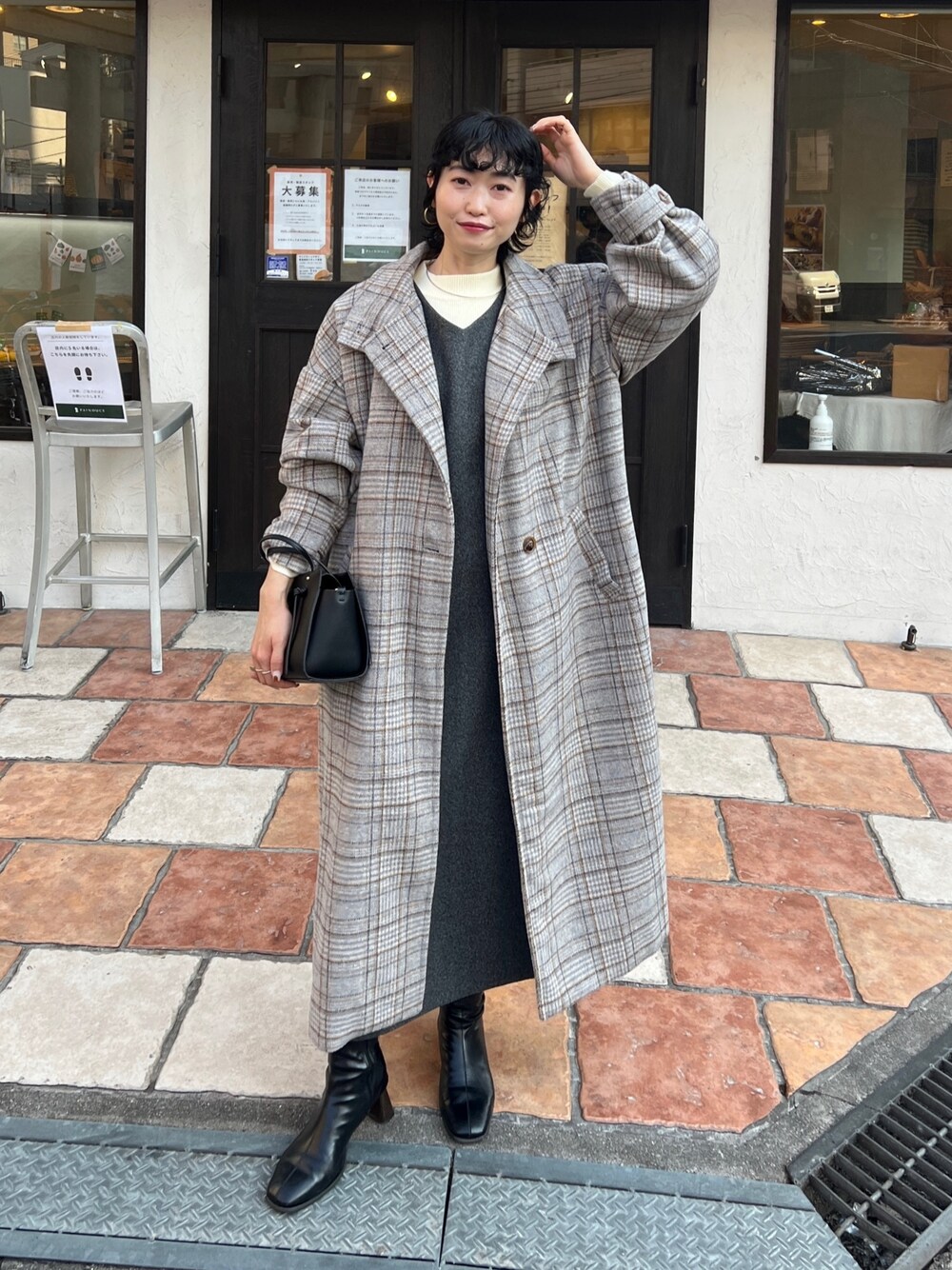 「レイヤードスタイル、きれいめカジュアル、秋冬コーデ、ビッグシルエット、ニットワンピース、プチプラ、ロングコート、冬コーデ、トートバッグ」｜「Chez toiのスタンドネックコート（その他アウター、ベージュ系）」を使った、M a k oさん（レディース・155cm）の秋コーディネートの1枚目の写真