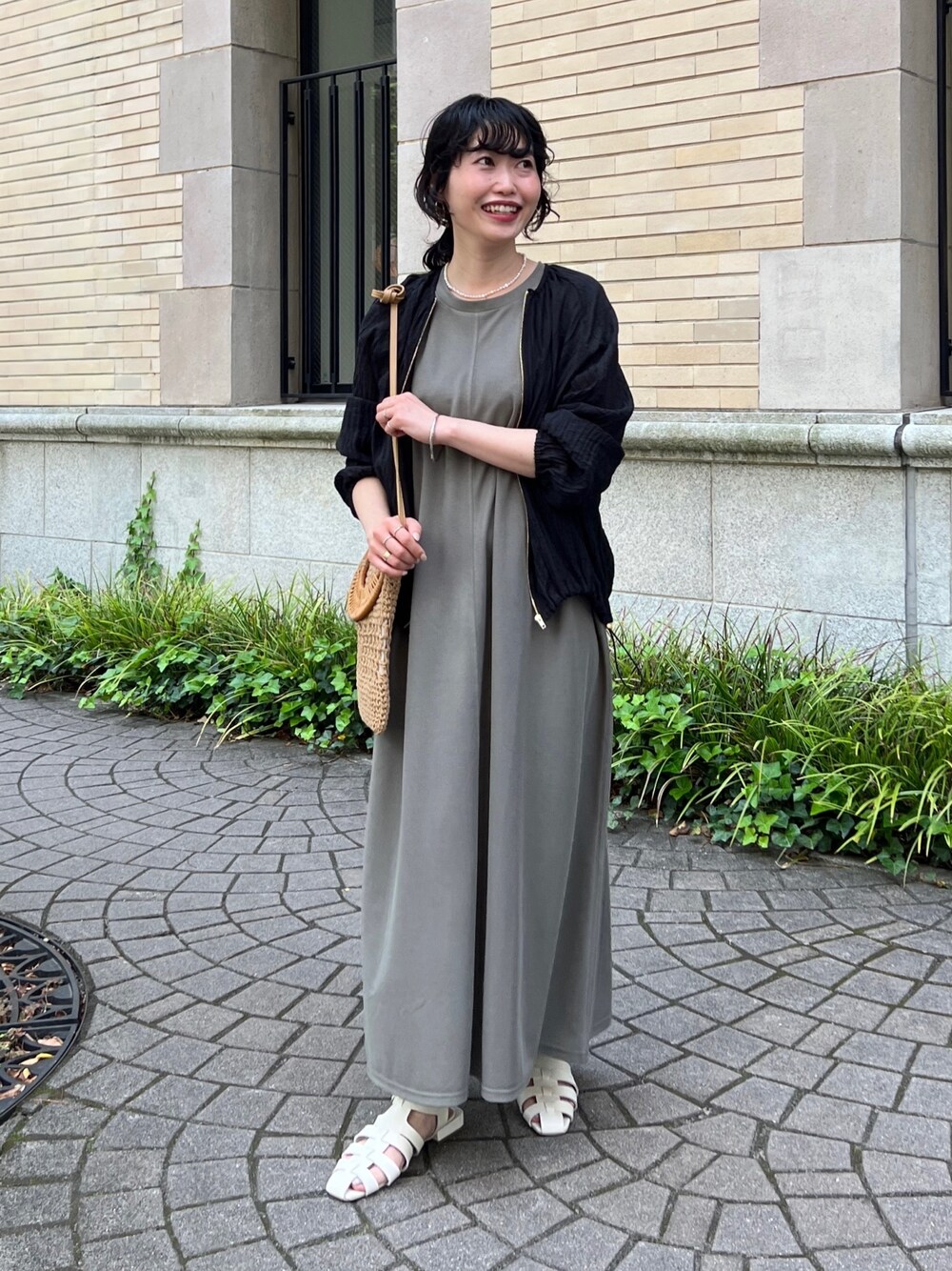 「お出かけコーデ日記、ショップスタッフの推しワンピ、ショップスタッフのスタイルアップ術、ショップスタッフのおしゃれ配色、休日スタイル、オフィスカジュアル、春夏コーデ、初夏コーデ、シアートップス、プチプラ、ショルダーバッグ、グルカサンダル」｜「Chez toiの楊柳シアーブルゾン（ブルゾン、ブラック系）」を使った、M a k oさん（レディース・155cm）の春コーディネートの1枚目の写真