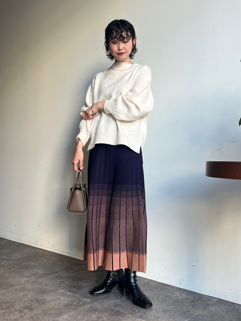 「服とコスメでなりたい自分に、マイベストコーデ2022、休日スタイル、韓国ファッション、きれいめカジュアル、ニット、冬コーデ、ビッグシルエット、レイヤードスタイル、ニットスカート」｜「Chez toiのMIX糸ラグラン切替袖ボリュームプルオーバー（ニット/セーター、ホワイト系）」を使った、M a k oさん（レディース・155cm）の冬コーディネートの1枚目の写真
