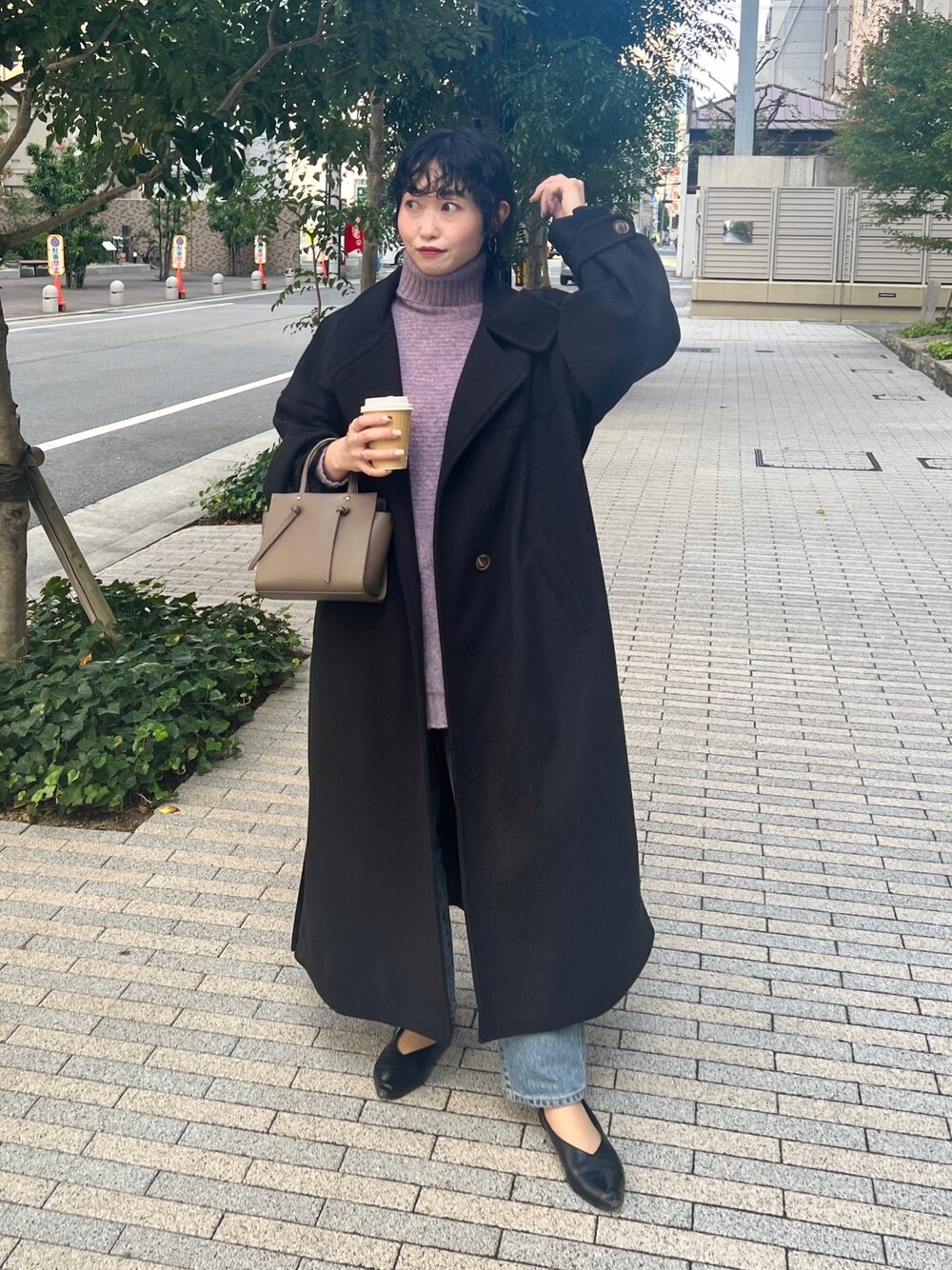 「ボストンバッグ、ニット、レイヤードスタイル、きれいめカジュアル、秋冬コーデ、ビッグシルエット、プチプラ、ロングコート、冬コーデ、デニム、タートルネック」｜「Chez toiのスタンドネックコート（その他アウター、ブラック系）」を使った、M a k oさん（レディース・155cm）の秋コーディネートの1枚目の写真