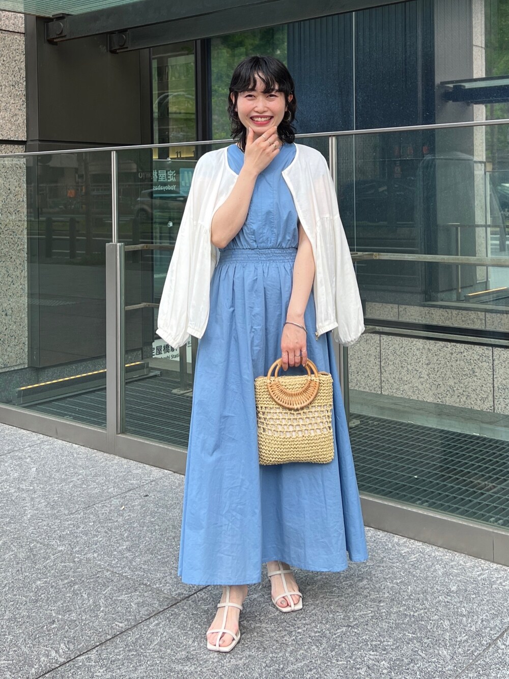 「ショップスタッフの推しワンピ、ショップスタッフのおしゃれ配色、ショップスタッフのスタイルアップ術、シンプルコーデ、プチプラ、淡色コーデ、休日スタイル、オフィスカジュアル、春夏コーデ、初夏コーデ、ロングワンピース」｜「Chez toiのレーヨンリネン切替ギャザーブルゾン（ブルゾン、ホワイト系）」を使った、M a k oさん（レディース・155cm）の春コーディネートの1枚目の写真