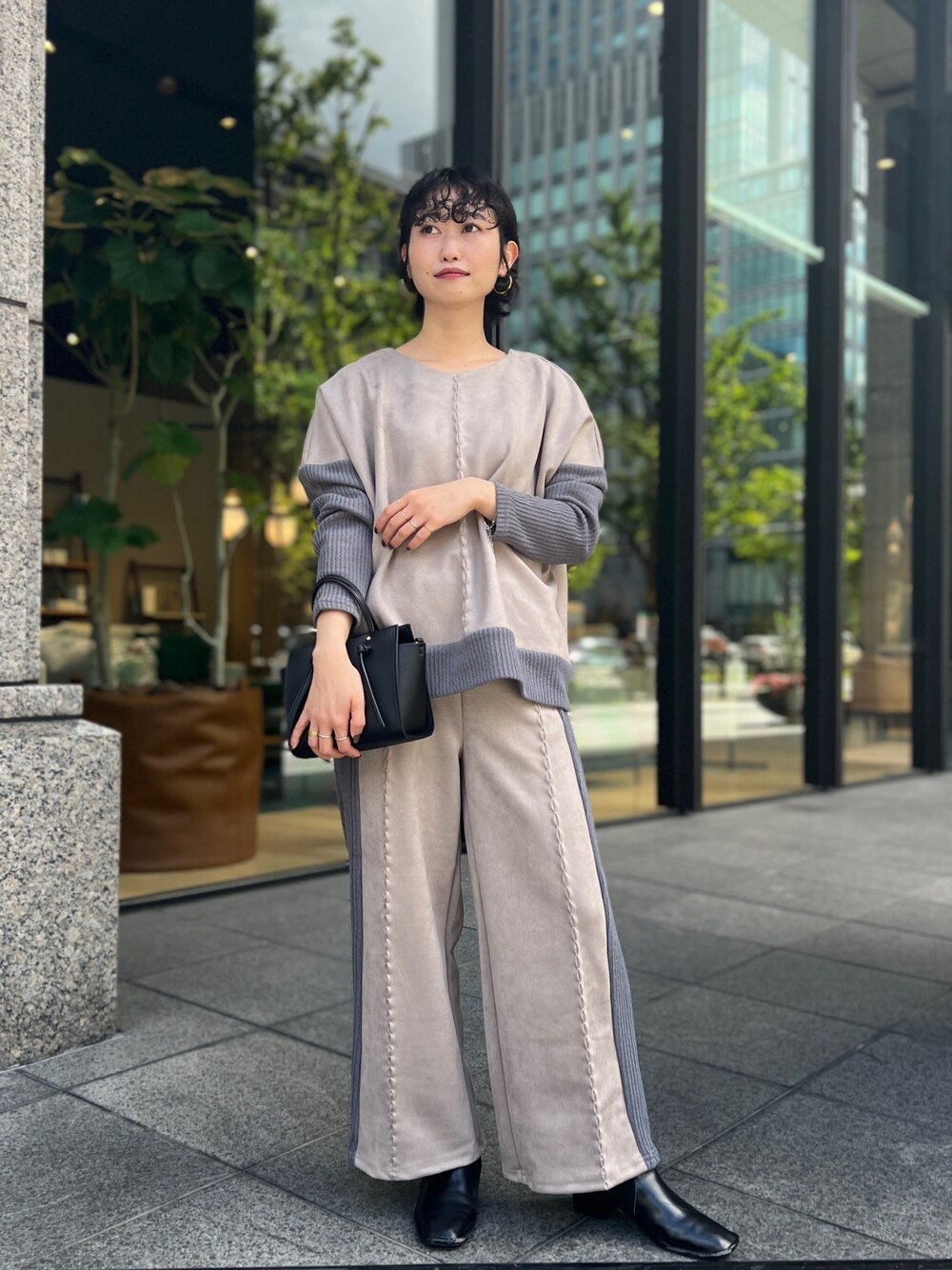 「WEARハロウィン2022、プチプラ、セットアップ、韓国ファッション、シンプルコーデ、ボストンバッグ、フレアパンツ、レイヤードスタイル、きれいめカジュアル、レザー、秋冬コーデ、スエード」｜「Chez toiのスエード×リブ前後2WAYプルオーバー（Tシャツ/カットソー、ブラウン系）」を使った、M a k oさん（レディース・155cm）の秋コーディネートの1枚目の写真
