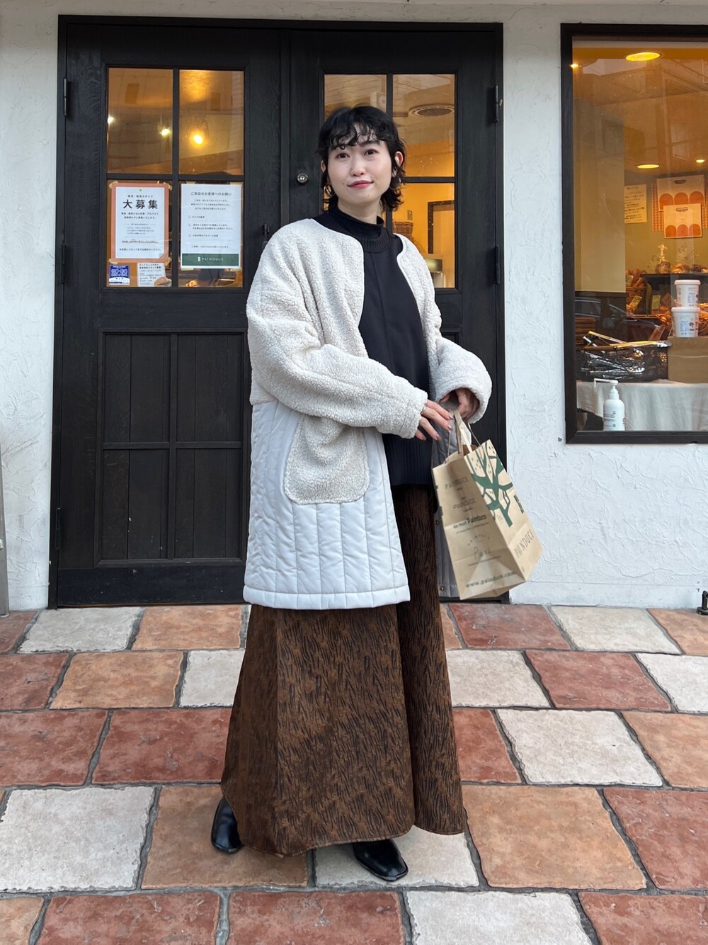 「タートルネック、モード、ボアジャケット、ホワイトコーデ、クリスマスに着たい服、レイヤードスタイル、ロングワンピース、マイベストコーデ2022、休日スタイル、韓国ファッション、きれいめカジュアル」｜「Chez toiの軽量ボンディング×リブ切替プルオーバー（Tシャツ/カットソー、ブラック系）」を使った、M a k oさん（レディース・155cm）の冬コーディネートの1枚目の写真