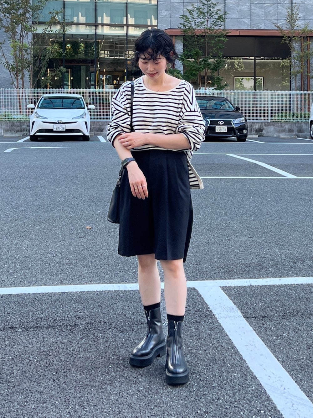 「休日スタイル、ロンT、ハーフパンツ、きれいめカジュアル、プチプラ、秋コーデ、ブーツ、ショルダーバッグ、お出かけコーデ、ボーダー、ショートブーツ」｜「WILLFULLYのアイテム（Tシャツ/カットソー、ホワイト系）」を使った、M a k oさん（レディース・155cm）の秋コーディネートの1枚目の写真