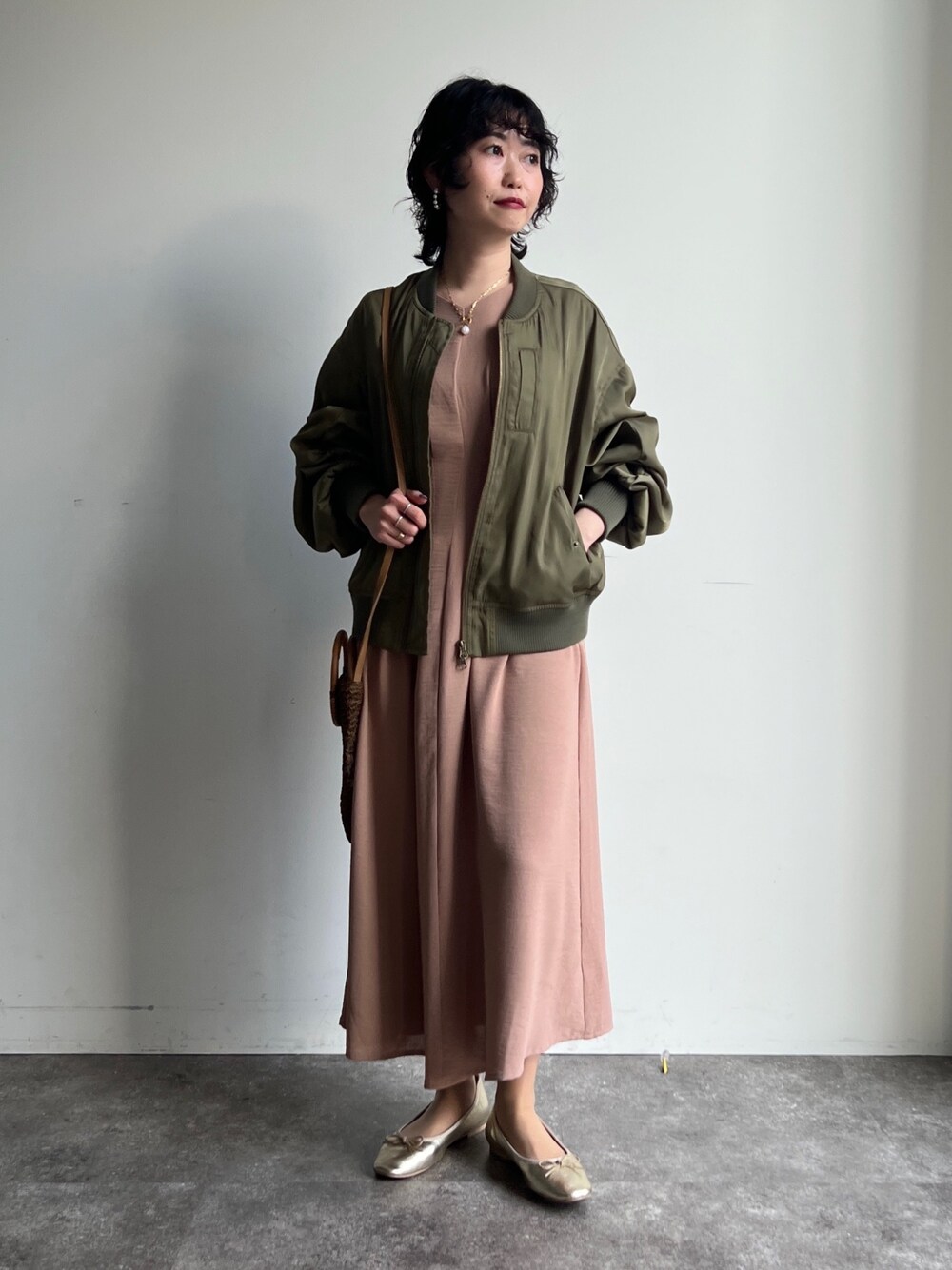 「ビビッドカラー、プチプラ、春色、ジャケット、レイヤードスタイル、シンプルコーデ、淡色コーデ、きれいめカジュアル、春アウター、パステル映える春」｜「Chez toiの袖ギャザーMA-1（MA-1、グリーン系）」を使った、M a k oさん（レディース・155cm）の冬コーディネートの1枚目の写真