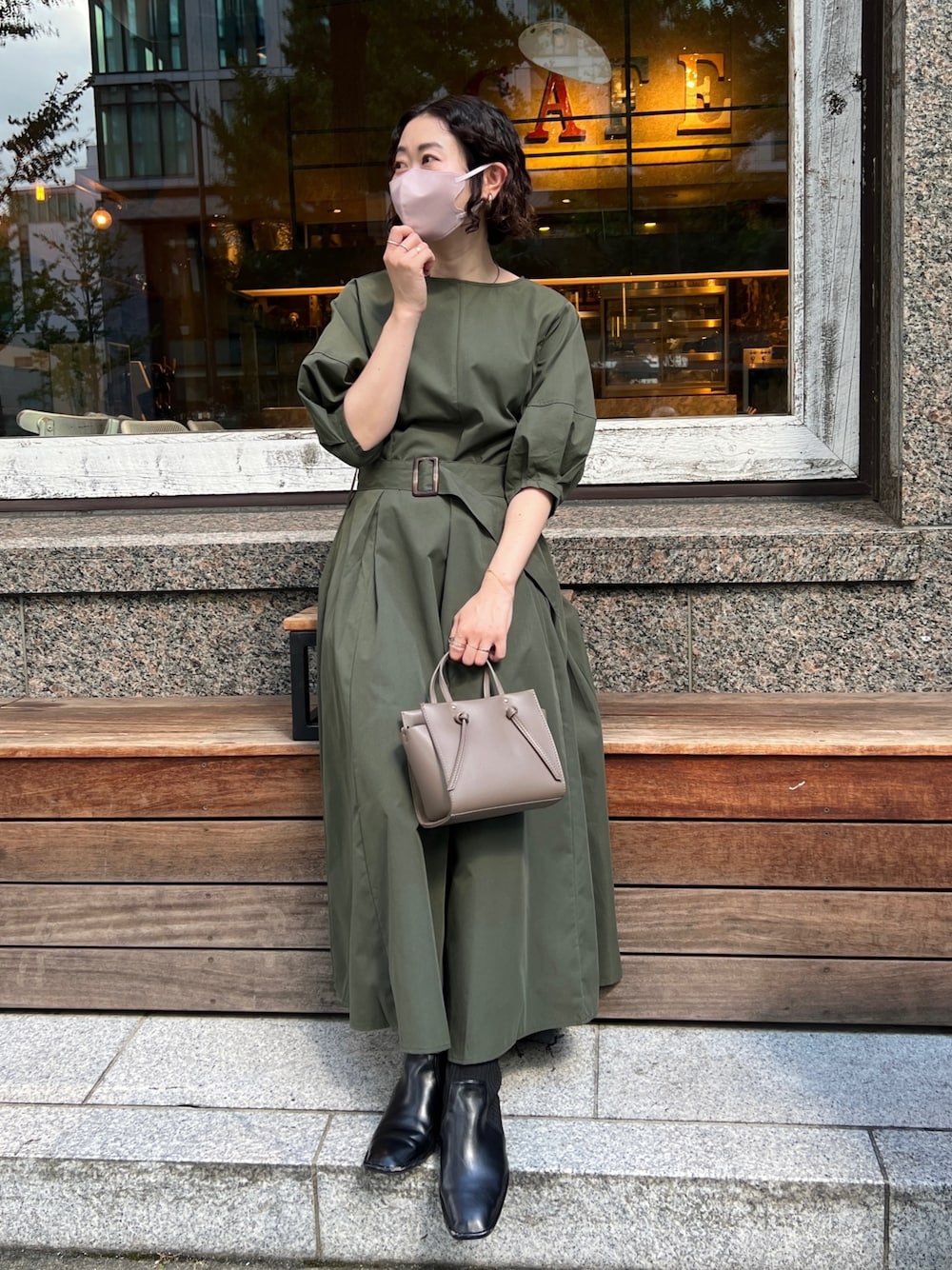「ハンドバッグ、大人カジュアル、秋服準備はじめました、ハイウエスト、休日スタイル、ブーツ、韓国ファッション、プチプラ、きれいめカジュアル、秋先取りコーデ、秋服、オフィスカジュアル」｜「Chez toiのベルト付ランタンスリーブタフタワンピース（ワンピース、グリーン系）」を使った、M a k oさん（レディース・155cm）の秋コーディネートの1枚目の写真