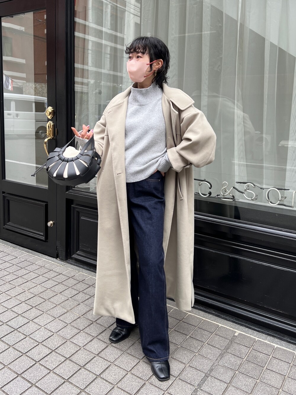 「クリスマスに着たい服、モード、レイヤードスタイル、マイベストコーデ2022、休日スタイル、チェスターコート、きれいめカジュアル、ニット、冬コーデ、ロングコート、デニム」｜「Chez toiのスタンドネックコート（その他アウター、グリーン系）」を使った、M a k oさん（レディース・155cm）の冬コーディネートの1枚目の写真