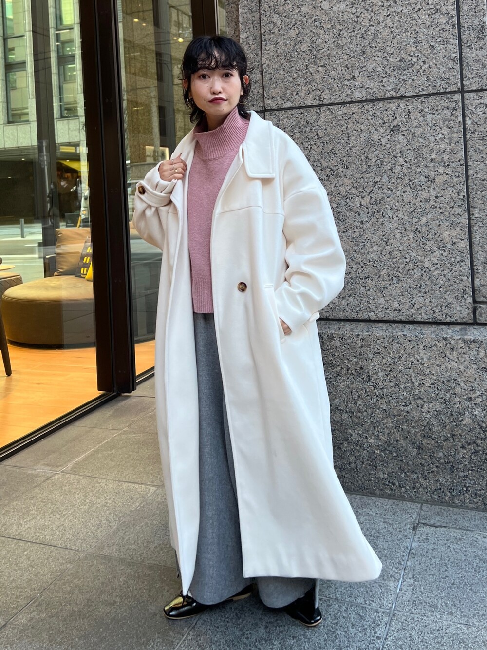 「服とコスメでなりたい自分に、レイヤードスタイル、マイベストコーデ2022、休日スタイル、チェスターコート、きれいめカジュアル、ニット、冬コーデ、ロングコート、ワントーンコーデ、ビッグシルエット」｜「Chez toiのスタンドネックコート（その他アウター、ホワイト系）」を使った、M a k oさん（レディース・155cm）の冬コーディネートの1枚目の写真