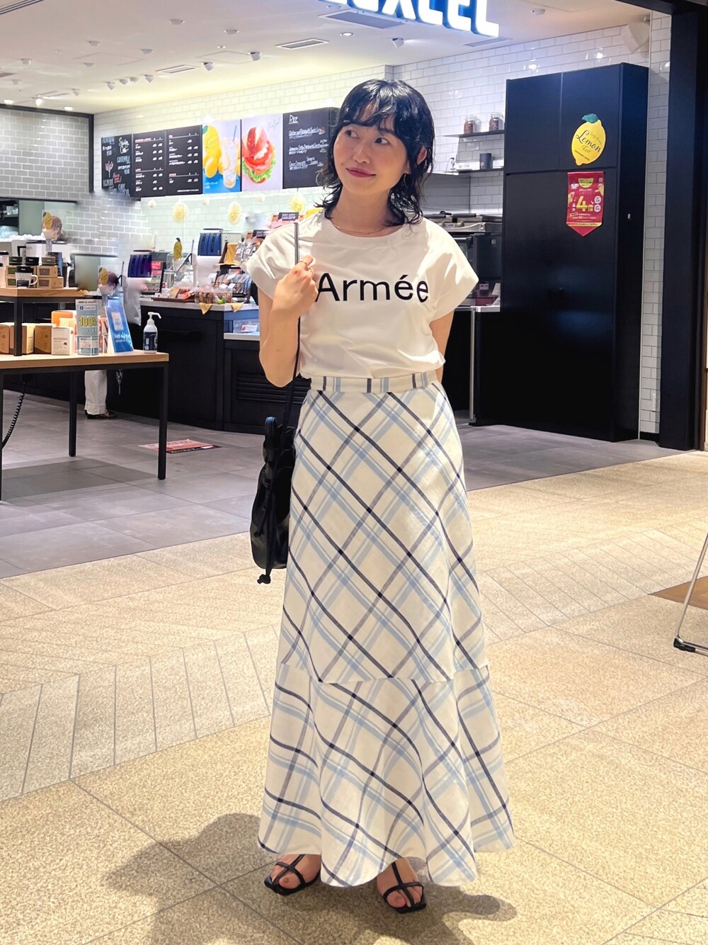 「夏だ！Tシャツ着よう！、マーメイドスカート、ショルダーバッグ、モノトーン、夏コーデ、休日スタイル、プチプラ、淡色コーデ、韓国ファッション、ロゴT、みんなの白Tフェス」｜「Chez toiの機能素材ノースリロゴプルオーバー（Tシャツ/カットソー、ホワイト系）」を使った、M a k oさん（レディース・155cm）の夏コーディネートの1枚目の写真