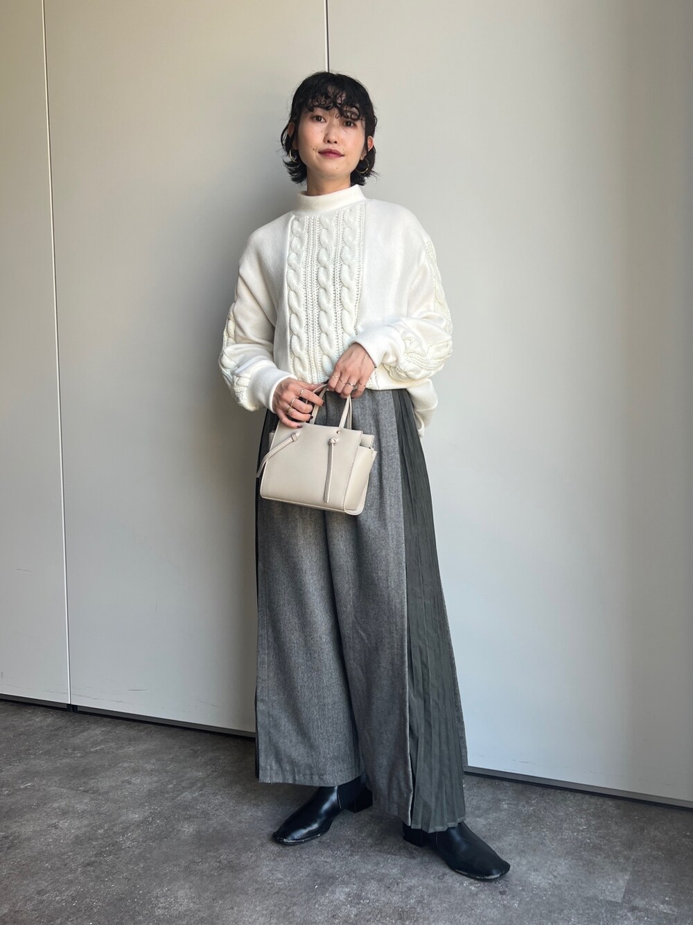 「秋冬コーデ、ビッグシルエット、プチプラ、冬コーデ、タートルネック、トートバッグ、モード、パンツスタイル、モノトーン」｜「Chez toiのケーブル×ニットソープルオーバー（Tシャツ/カットソー、ホワイト系）」を使った、M a k oさん（レディース・155cm）の秋コーディネートの1枚目の写真