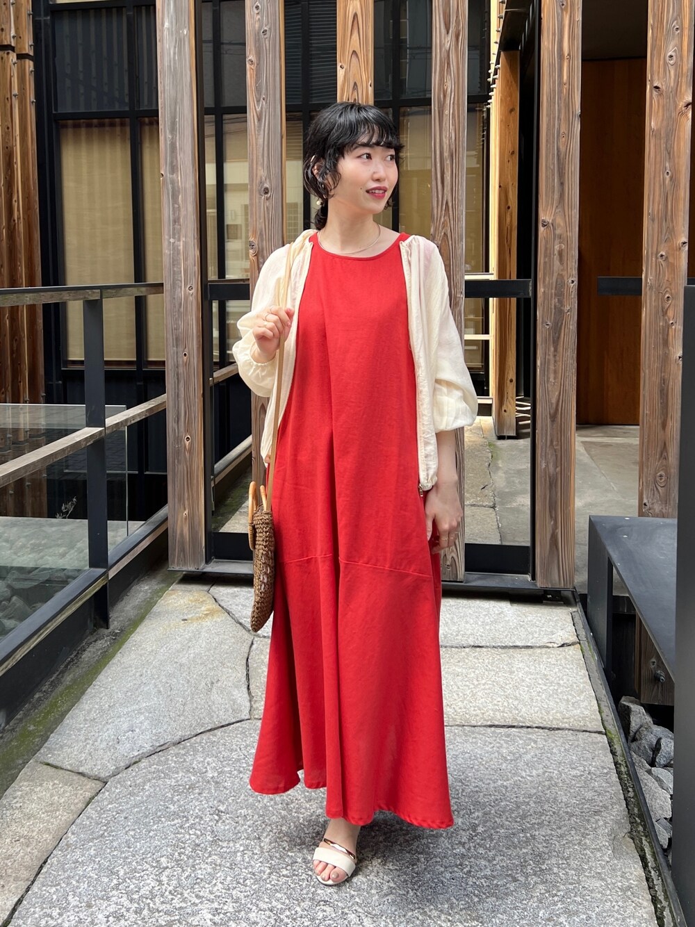 「レイヤードスタイル、シアートップス、ショップスタッフのアクティブコーデ、ショップスタッフのおしゃれ配色、ショップスタッフの推しワンピ、シンプルコーデ、プチプラ、休日スタイル、ビタミンカラー、キャミワンピ、オフィスカジュアル、ロングワンピース」｜「Chez toiの楊柳シアーブルゾン（ブルゾン、ホワイト系）」を使った、M a k oさん（レディース・155cm）の春コーディネートの1枚目の写真