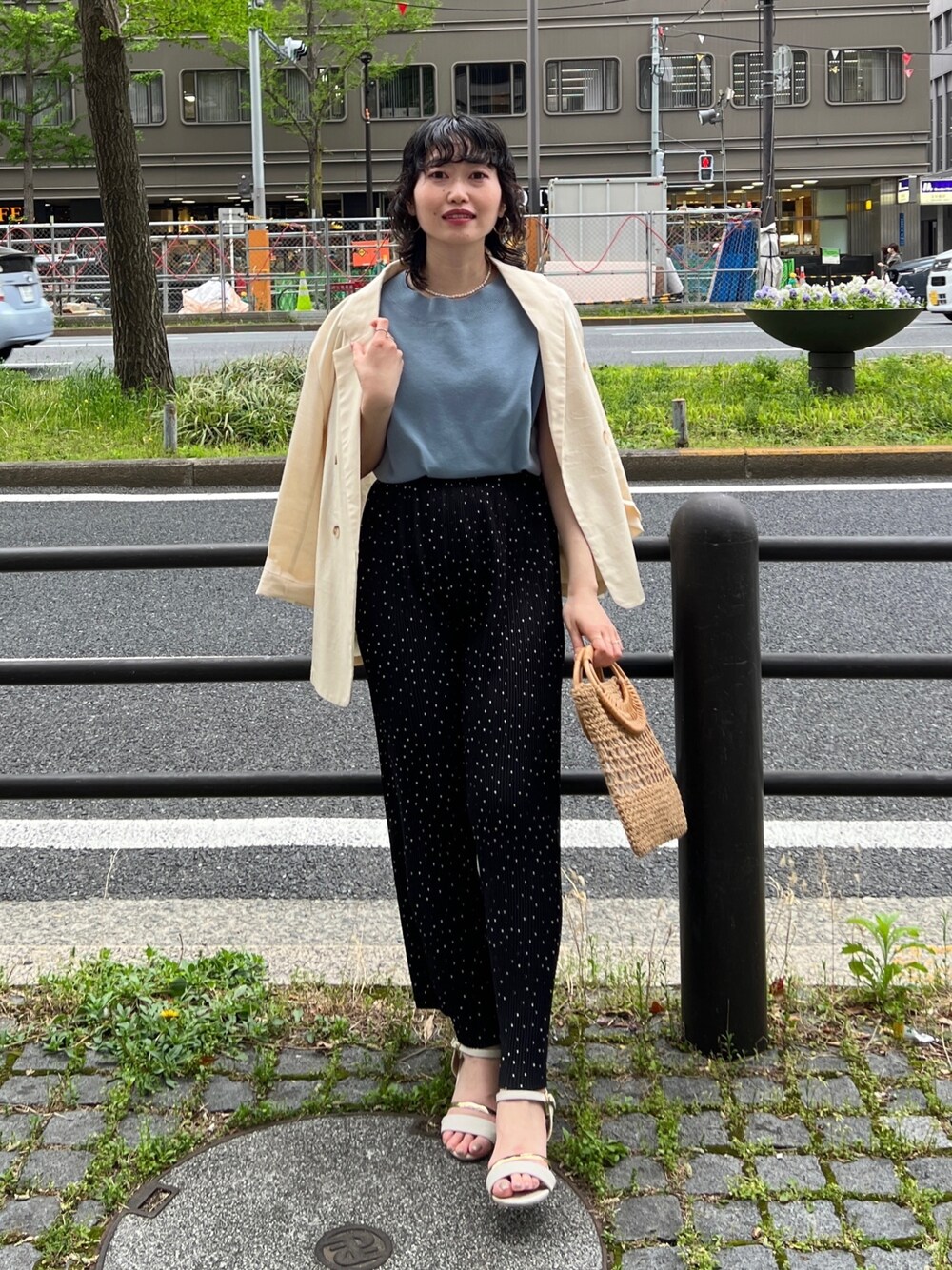 「ショップスタッフの推しトップス、ショップスタッフのモノトーン、ショップスタッフのおしゃれ配色、シンプルコーデ、プチプラ、ビッグシルエット、休日スタイル、オフィスカジュアル、春夏コーデ、モード」｜「Chez toiのリネン混テーラードジャケット（テーラードジャケット、ホワイト系）」を使った、M a k oさん（レディース・155cm）の春コーディネートの1枚目の写真