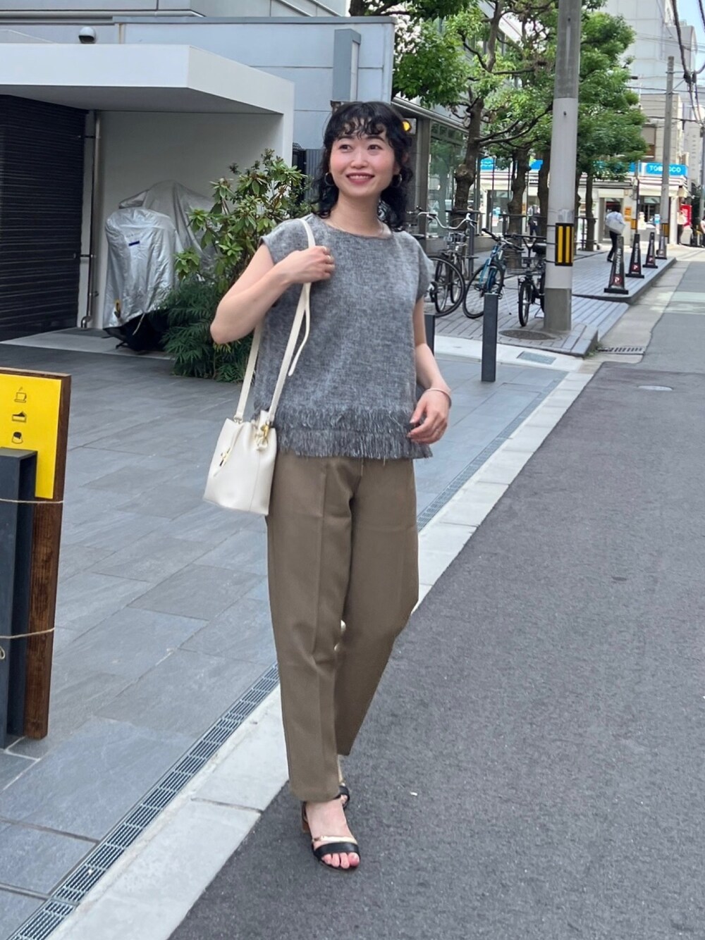 「淡色コーデ、夏コーデ、韓国ファッション、お出かけコーデ、オフィスカジュアル、きれいめカジュアル、夏セールで買いました、プチプラ、サンダル、モノトーン」｜「Chez toiの【セット着用可能】ツイードフレンチスリーブブラウス（シャツ/ブラウス、ブラック系）」を使った、M a k oさん（レディース・155cm）の夏コーディネートの1枚目の写真