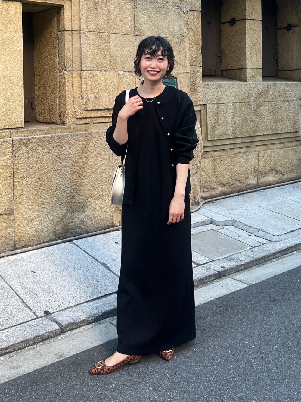 「秋服準備はじめました、ワンピース、セットアップ、レイヤードスタイル、カラー×コーデ、ブラウン、韓国ファッション、休日スタイル、きれいめカジュアル、プチプラ、モノトーン」｜「Chez toiのパールボタンアイレットカーディガン（カーディガン/ボレロ、ブラック系）」を使った、M a k oさん（レディース・155cm）の夏コーディネートの1枚目の写真