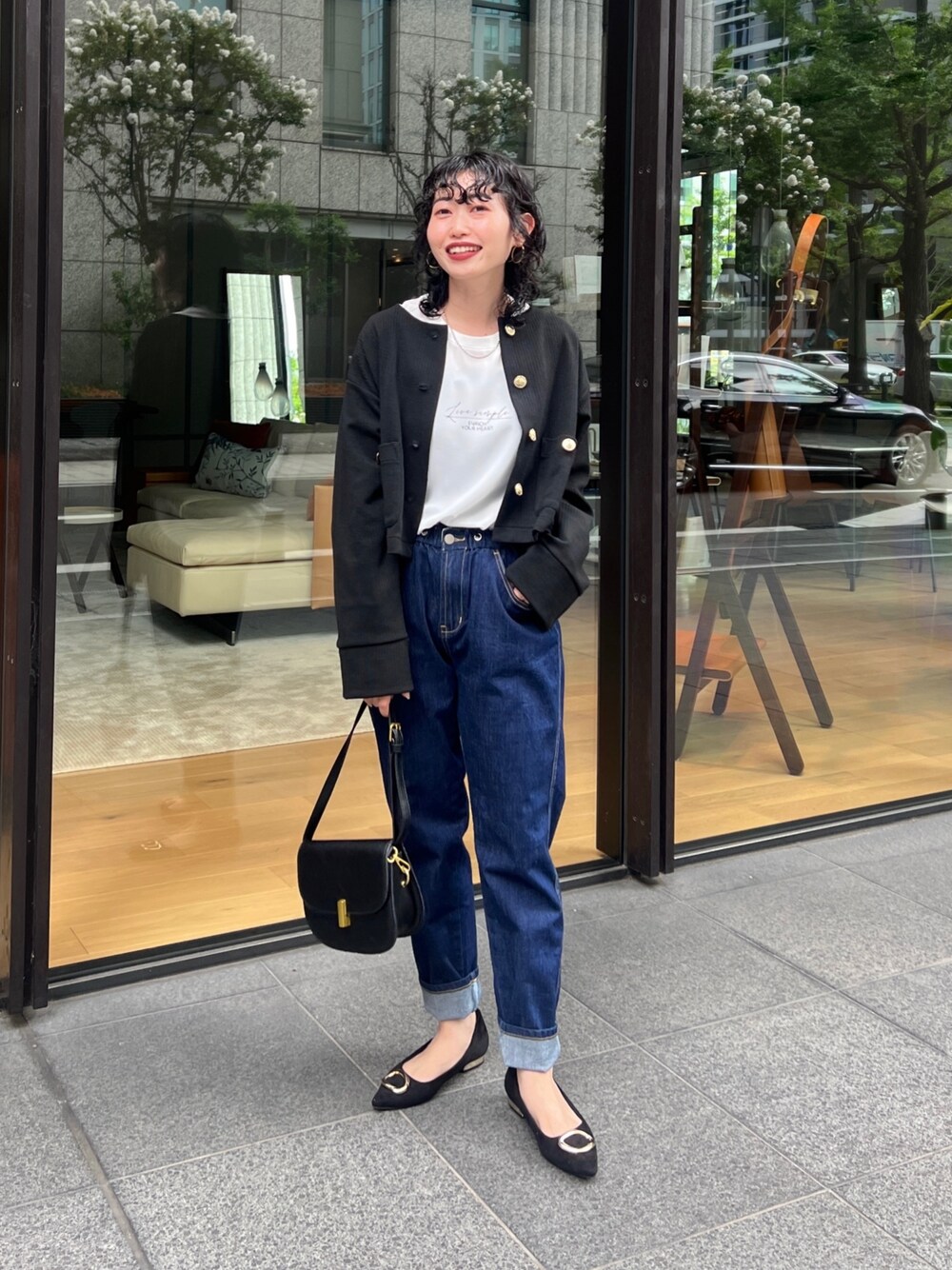「秋服まるっと大公開、秋コーデ、お出かけコーデ、カーディガン、シンプルコーデ、休日スタイル、デニム、きれいめカジュアル、オフィスカジュアル、モノトーン、骨格ウェーブ」｜「Croisiereのアイテム（カーディガン/ボレロ、ブラック系）」を使った、M a k oさん（レディース・155cm）の秋コーディネートの1枚目の写真