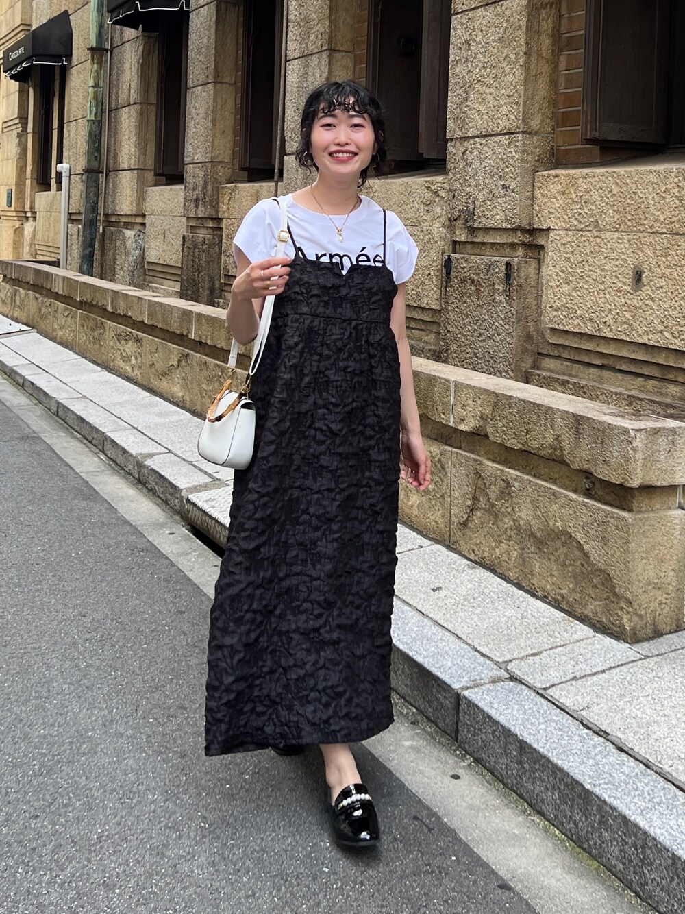 「みんなの白Tフェス、ワンピース、韓国ファッション、ロゴT、お出かけコーデ、キャミワンピ、オフィスカジュアル、ビスチェ、プチプラ、Coming soon...、モノトーン、きれいめカジュアル」｜「Chez toiの機能素材ノースリロゴプルオーバー（Tシャツ/カットソー、ホワイト系）」を使った、M a k oさん（レディース・155cm）の夏コーディネートの1枚目の写真