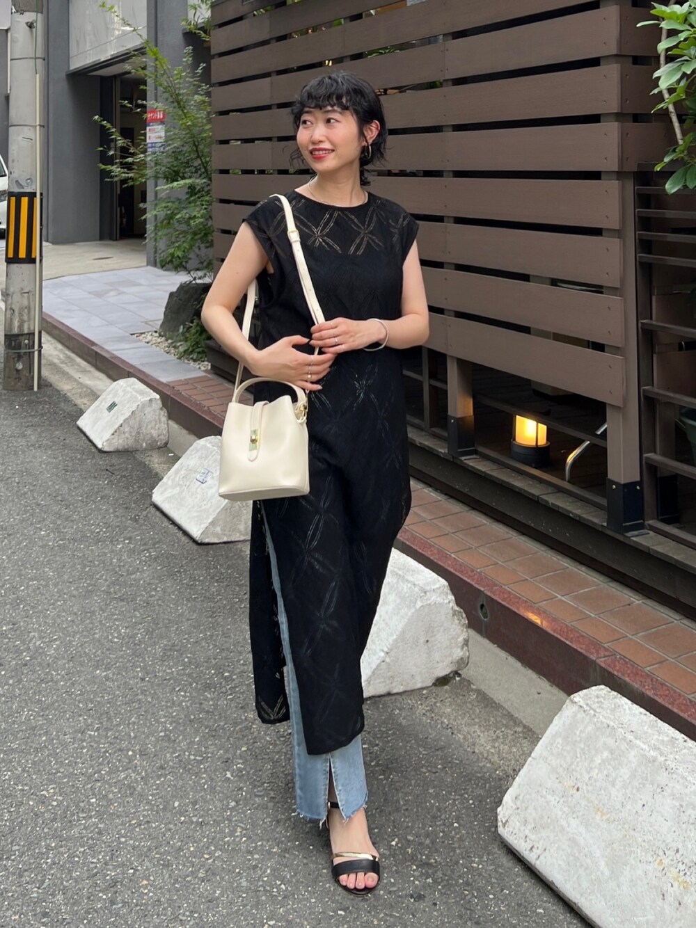 「シアートップス、ショルダーバッグ、モノトーン、夏コーデ、休日スタイル、デニム、プチプラ、ビッグシルエット、ワンピース、お出かけコーデ、オフィスカジュアル、レイヤードスタイル」｜「Chez toiのサークルレースレイヤードワンピース（ワンピース、ブラック系）」を使った、M a k oさん（レディース・155cm）の夏コーディネートの1枚目の写真