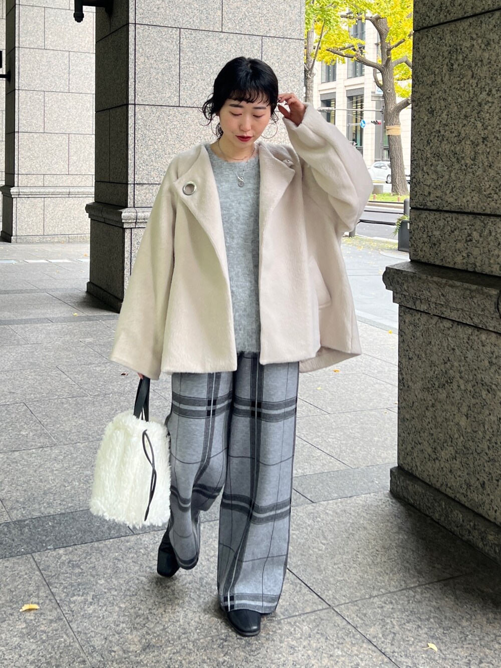 「ニット、淡色コーデ、ファーバッグ、ブーツ、レイヤードスタイル、冬アウター、チェック、休日スタイル、ホワイトコーデ、クリスマスに着たい服、マイベストコーデ2023、お出かけコーデ、コート」｜「Croisiereのアイテム（ノーカラーコート、ホワイト系）」を使った、M a k oさん（レディース・155cm）の冬コーディネートの1枚目の写真