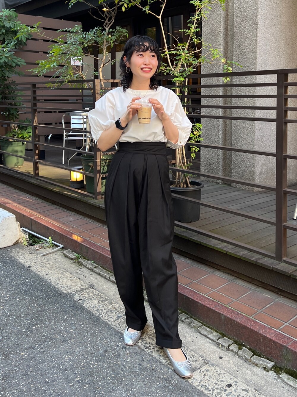 「ビッグシルエット、韓国ファッション、お出かけコーデ、オフィスカジュアル、夏セールで買いました、プチプラ、モノトーン、きれいめカジュアル、骨格ウェーブ」｜「Chez toiの袖ボリューム綿混ブラウス（シャツ/ブラウス、ホワイト系）」を使った、M a k oさん（レディース・155cm）の夏コーディネートの1枚目の写真