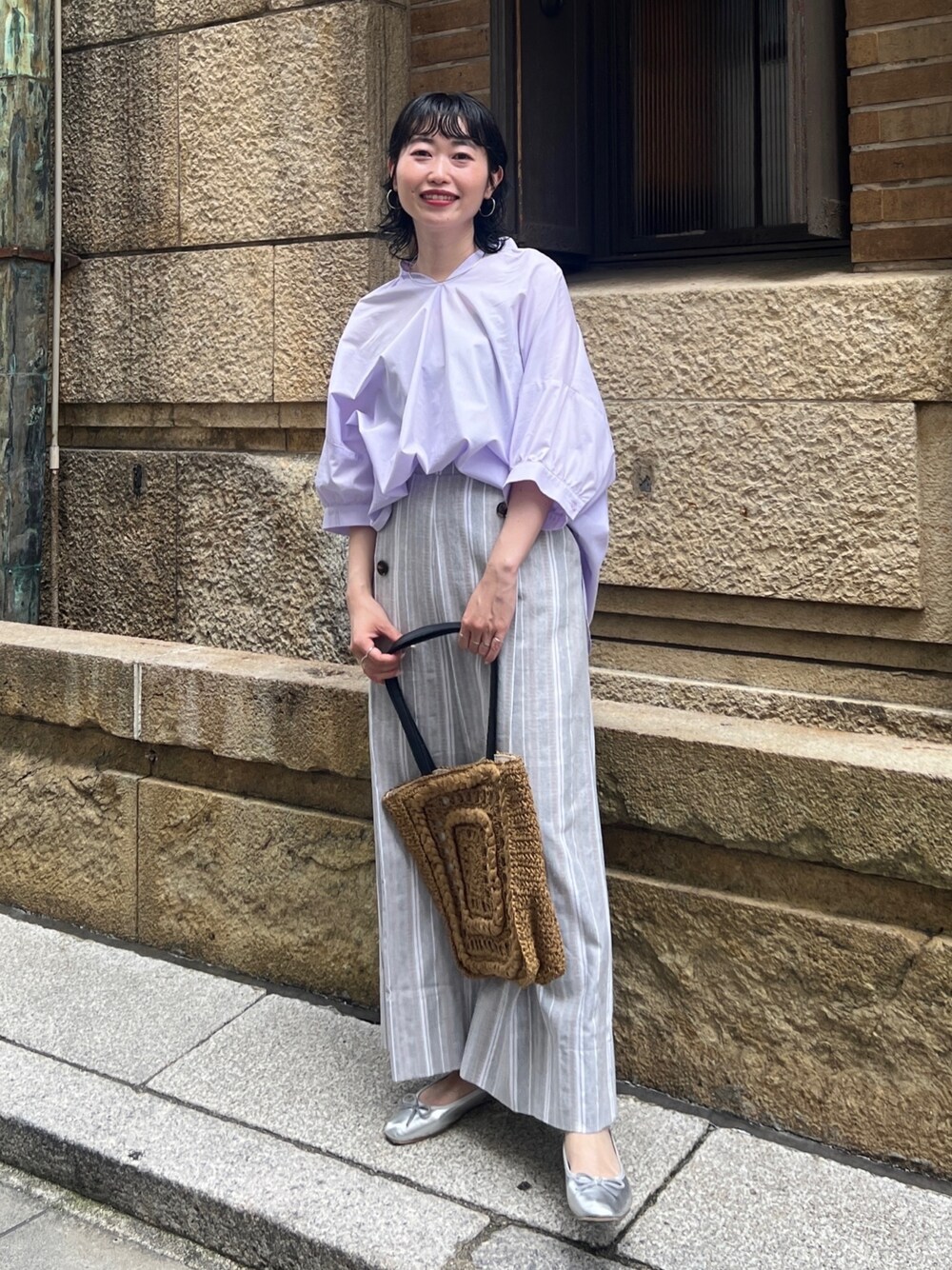 「ショップスタッフの推しトップス、ショップスタッフのおしゃれ配色、ショップスタッフの推しボトムス、シャツスタイル、初夏コーデ、休日スタイル、キレイめカジュアル、プチプラ、シンプルコーデ、ビッグシルエット、淡色コーデ」｜「Chez toiのバックギャザースキッパーシャツ（シャツ/ブラウス、パープル系）」を使った、M a k oさん（レディース・155cm）の春コーディネートの1枚目の写真