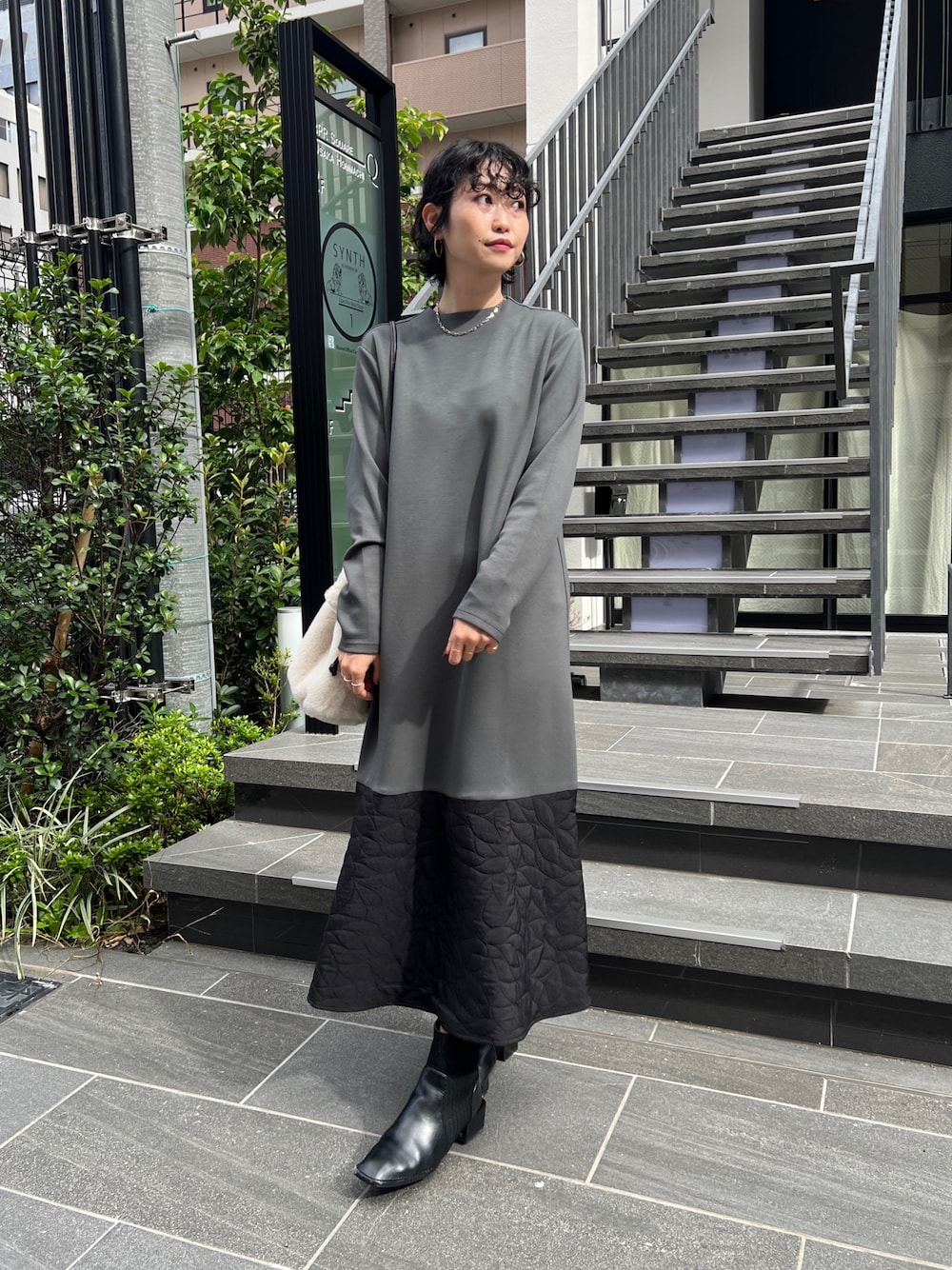「WEARハロウィン2022、プチプラ、韓国ファッション、シンプルコーデ、レイヤードスタイル、きれいめカジュアル、秋冬コーデ、ロングワンピース、モノトーン、ブーツ、大人カジュアル」｜「Chez toiのキルティング切替ペプラムワンピース（ワンピース、グレー系）」を使った、M a k oさん（レディース・155cm）の秋コーディネートの1枚目の写真