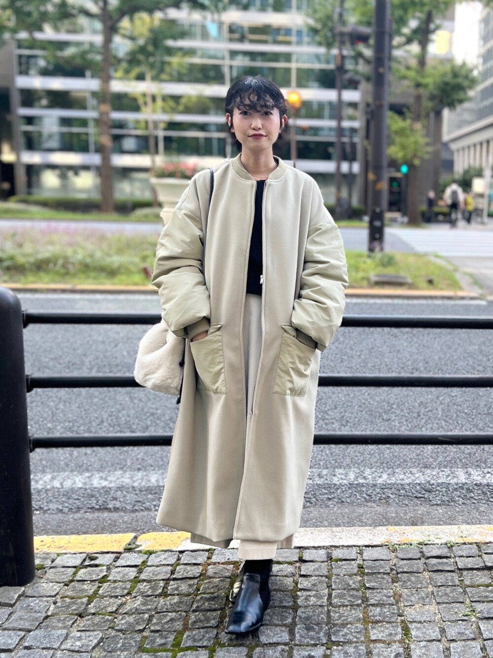 「WEARハロウィン2022、プチプラ、シンプルコーデ、ボストンバッグ、モード、レイヤードスタイル、きれいめカジュアル、スタジャン、モノトーンコーデ、ロングコート、ショートブーツ、コーデュロイ」｜「Chez toiの生地切替ブルゾンコート（ブルゾン、グリーン系）」を使った、M a k oさん（レディース・155cm）の秋コーディネートの1枚目の写真
