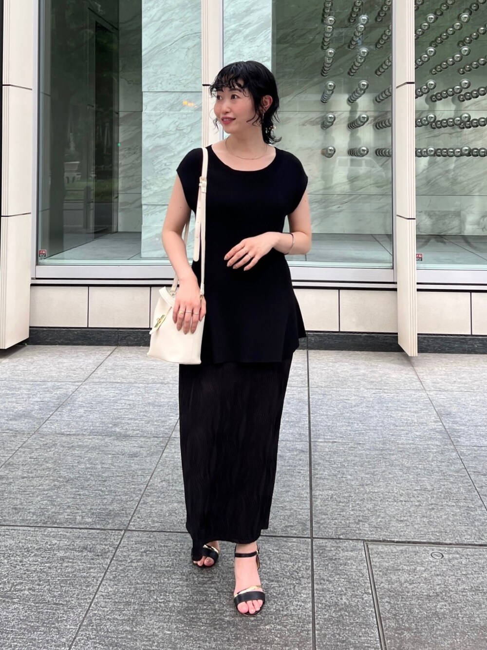 「休日スタイル、プチプラ、ビッグシルエット、韓国ファッション、お出かけコーデ、オフィスカジュアル、夏セールで買いました、モノトーン、骨格ウェーブ、きれいめカジュアル、ショルダーバッグ」｜「Chez toiのペプラムフレンチスリーブプルオーバー（ニット/セーター、ブラック系）」を使った、M a k oさん（レディース・155cm）の夏コーディネートの1枚目の写真