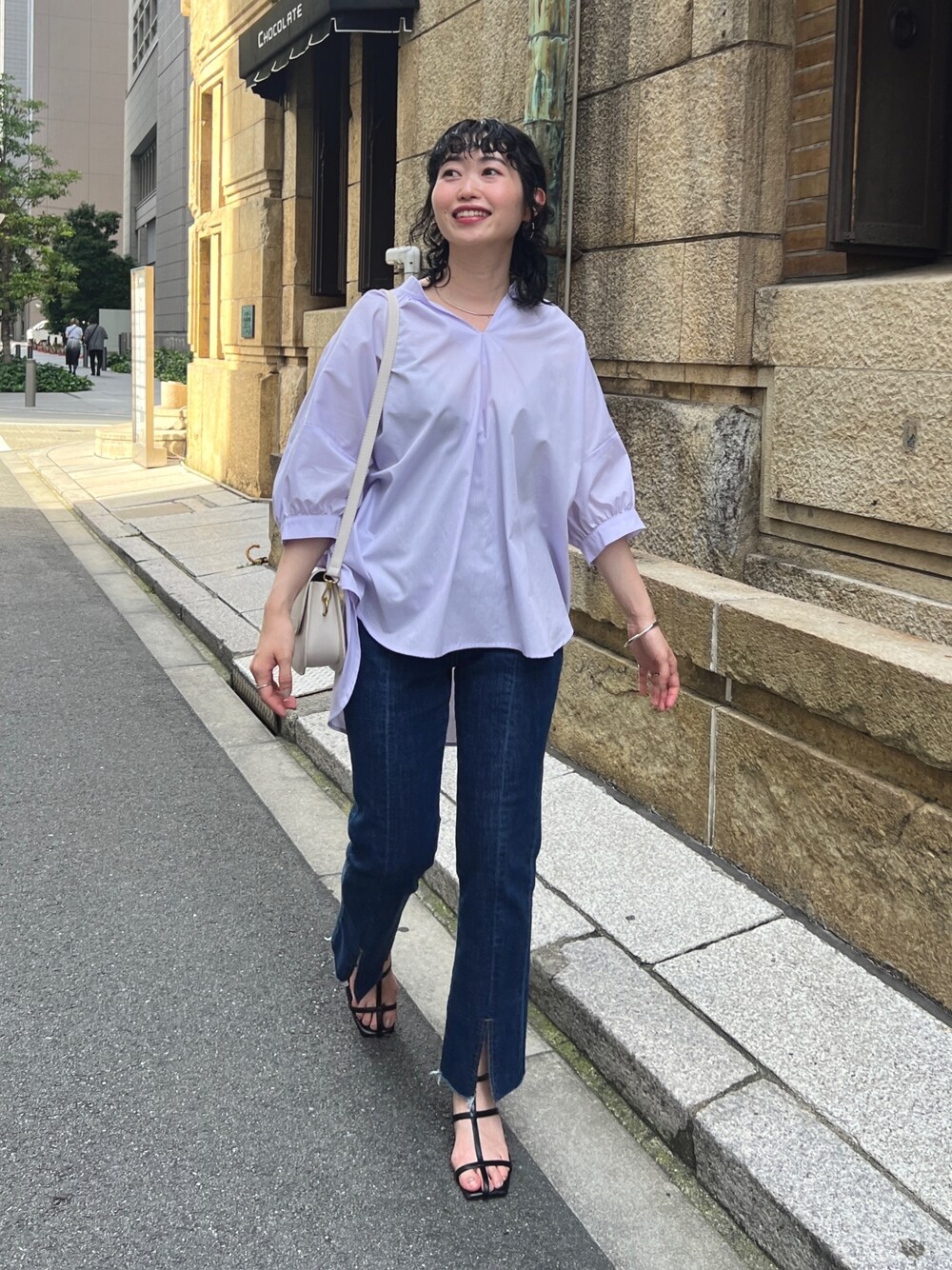 「夏コーデ、休日スタイル、デニム、プチプラ、淡色コーデ、ビッグシルエット、お出かけコーデ、オフィスカジュアル、きれいめカジュアル、シャツスタイル、夏セールで買いました」｜「Chez toiのバックギャザースキッパーシャツ（シャツ/ブラウス、パープル系）」を使った、M a k oさん（レディース・155cm）の夏コーディネートの1枚目の写真