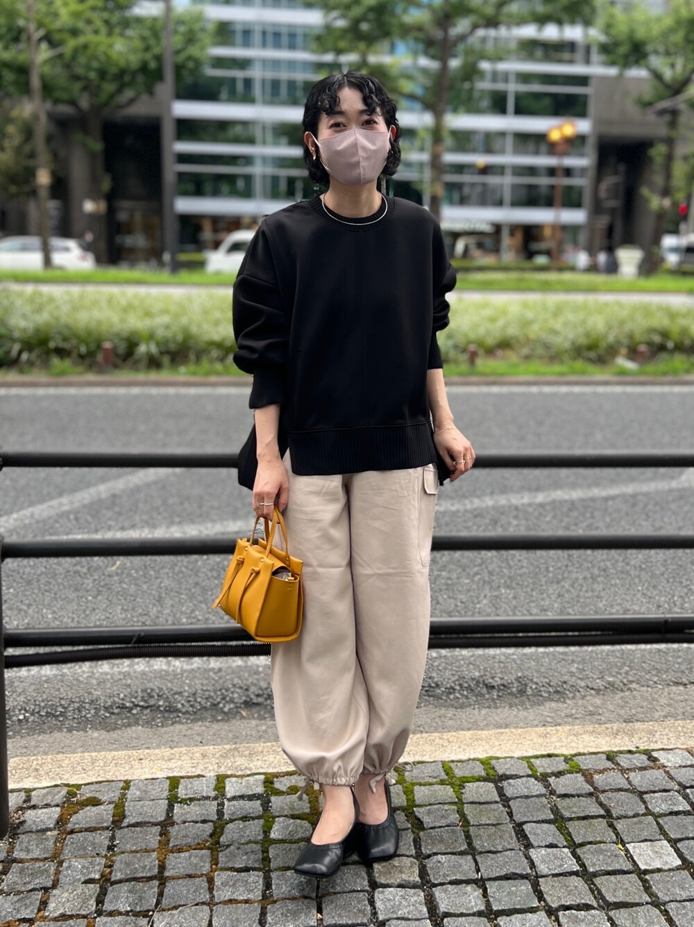 ブラック系のTシャツ/カットソー、ブラック系のパンプス、ベージュ系のその他パンツを着用したレディースの秋コーディネートの1枚目の写真