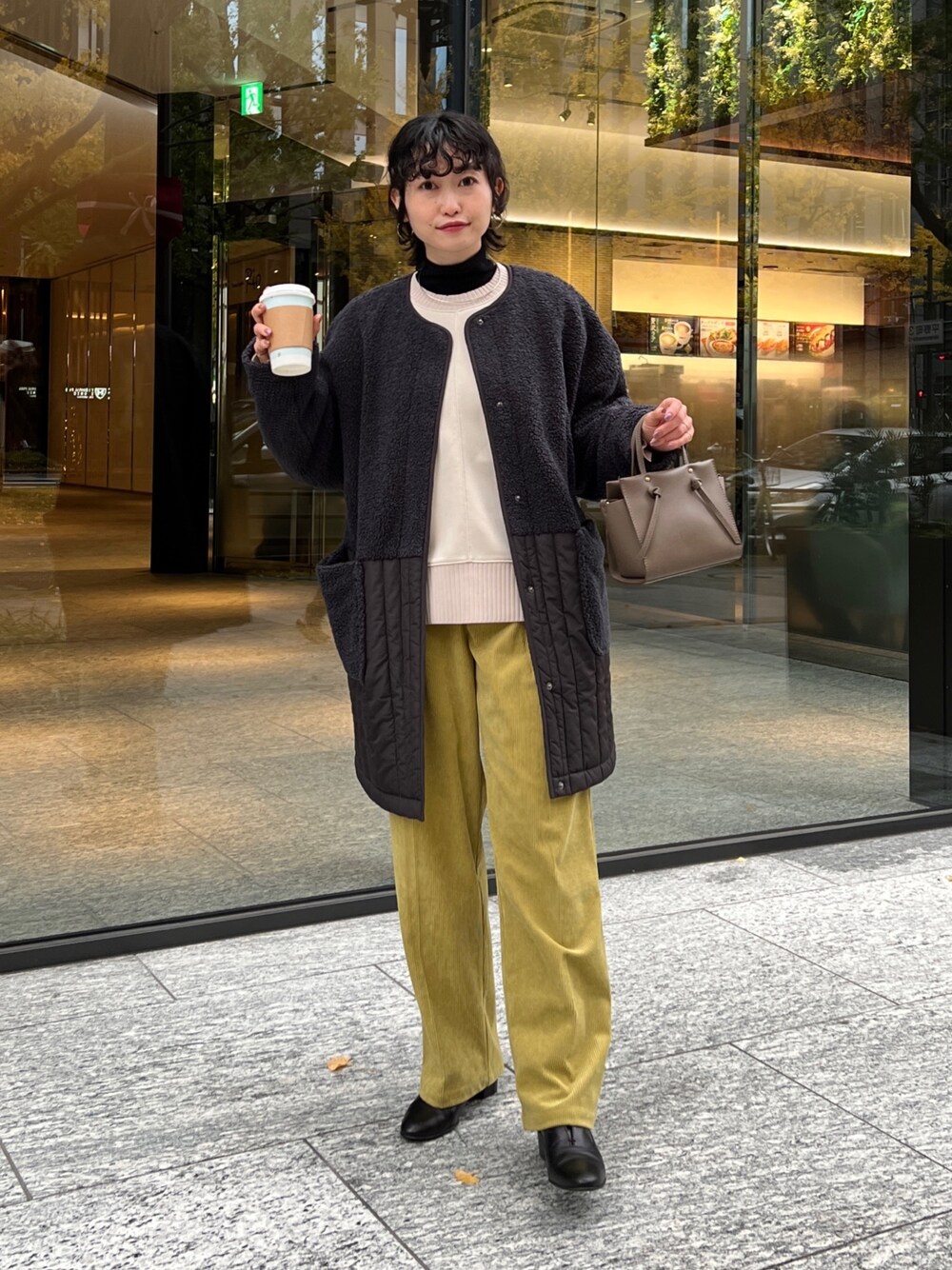 「タートルネック、モード、ボアジャケット、クリスマスに着たい服、レイヤードスタイル、マイベストコーデ2022、休日スタイル、きれいめカジュアル、お出かけコーデ、コーデュロイ、モノトーン、ビビッドカラー、私の推しブランド」｜「Chez toiのボア×ストライプキルトコート（ノーカラージャケット、グレー系）」を使った、M a k oさん（レディース・155cm）の冬コーディネートの1枚目の写真