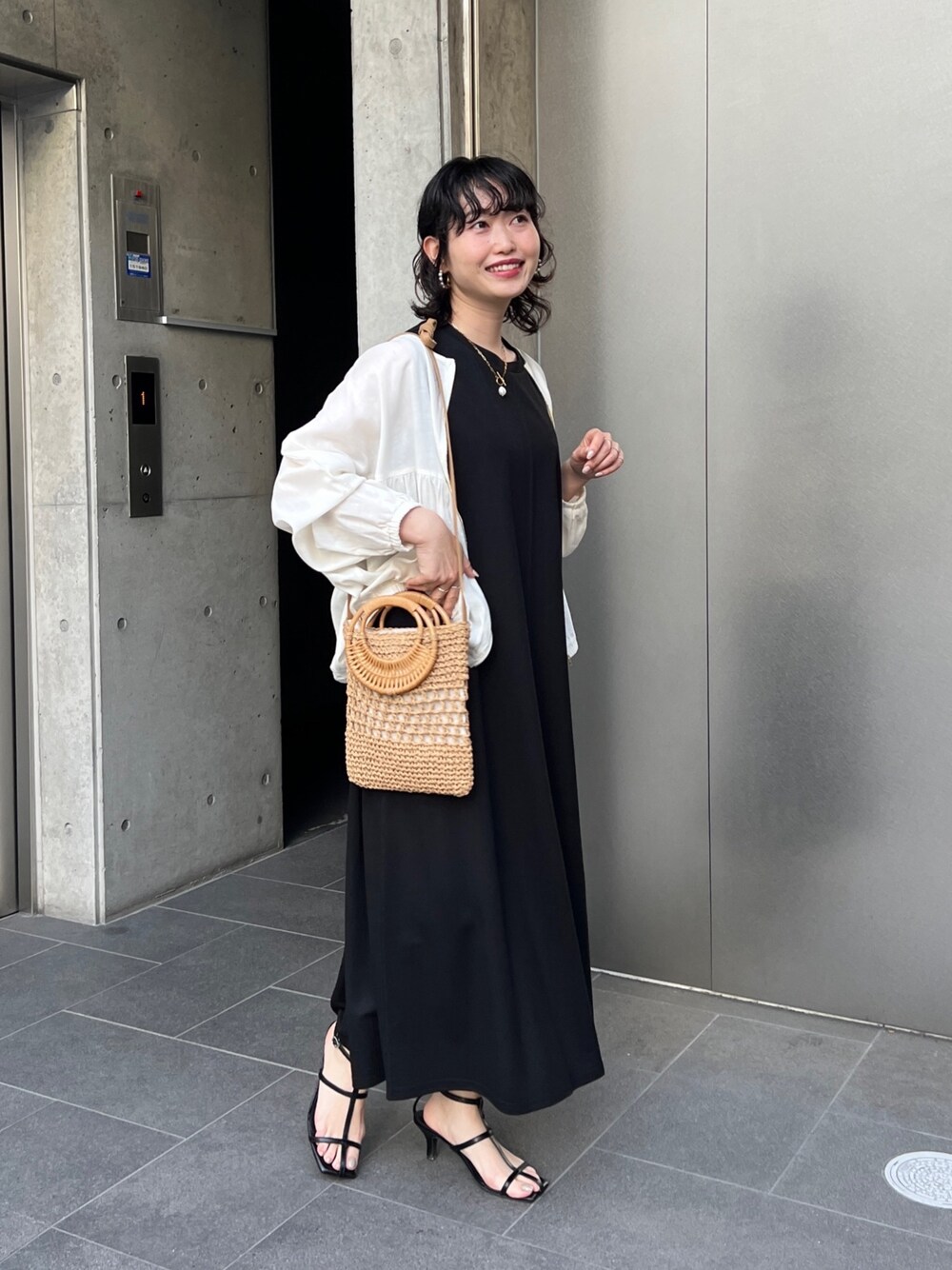 「ショップスタッフのモノトーン、ショップスタッフのスタイルアップ術、ショップスタッフの推しワンピ、お出かけコーデ日記、休日スタイル、ビッグシルエット、オフィスカジュアル、春夏コーデ、モード、初夏コーデ、モノトーン、プチプラ、ショルダーバッグ」｜「Chez toiのショルダータックカットワンピース（ワンピース、ブラック系）」を使った、M a k oさん（レディース・155cm）の春コーディネートの1枚目の写真