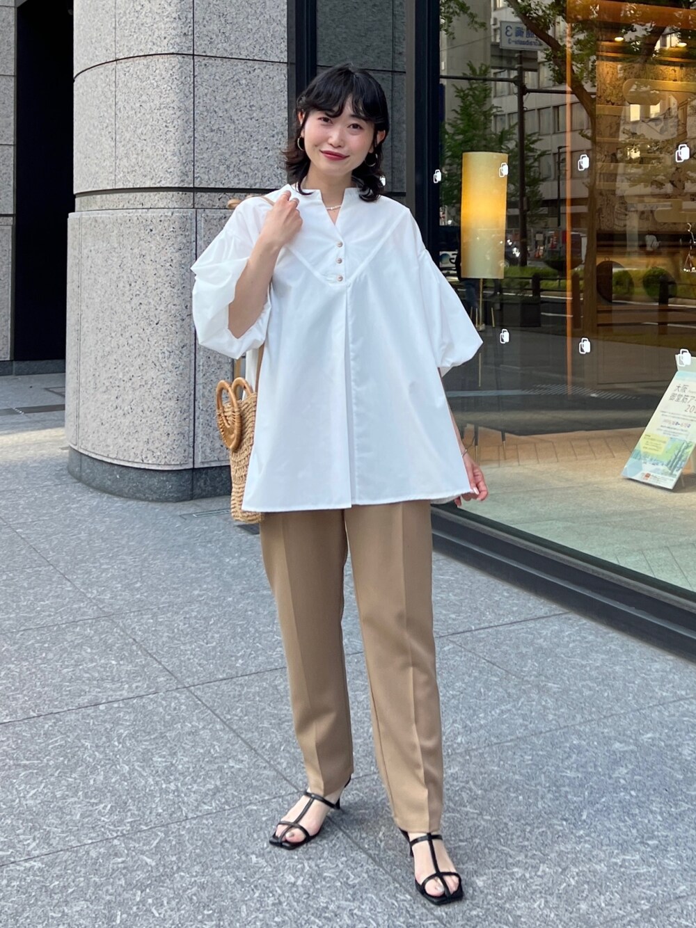 「ショップスタッフの推しトップス、ショップスタッフの推しボトムス、ショップスタッフのおしゃれ配色、初夏コーデ、休日スタイル、プチプラ、ショルダーバッグ、シンプルコーデ、ミニバッグ、ビッグシルエット、淡色コーデ、お出かけコーデ、きれいめカジュアル」｜「Chez toiのスリットネック袖バルーンブラウス（シャツ/ブラウス、ホワイト系）」を使った、M a k oさん（レディース・155cm）の夏コーディネートの1枚目の写真