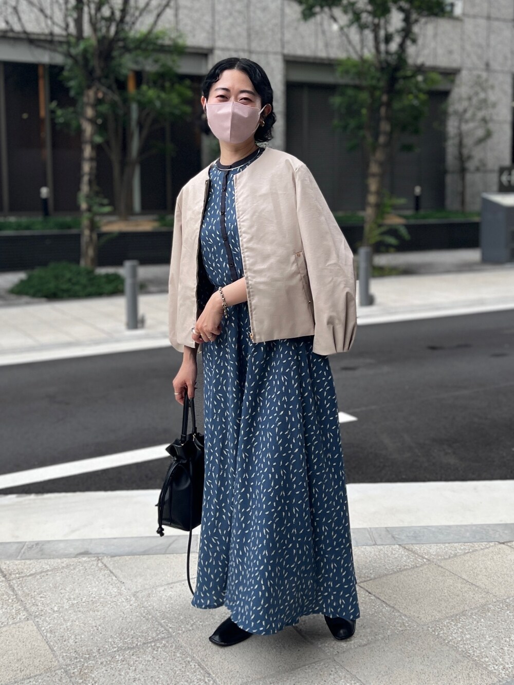 「休日スタイル、淡色コーデ、ブーツ、韓国ファッション、プチプラ、ショルダーバッグ、ジャケットスタイル、ハンドバッグ、ワントーンコーデ、シンプルコーデ、きれいめコーディネート、大人カジュアル、秋服準備はじめました」｜「Chez toiの袖口タック合皮ジャケット（ブルゾン、ホワイト系）」を使った、M a k oさん（レディース・155cm）の秋コーディネートの1枚目の写真