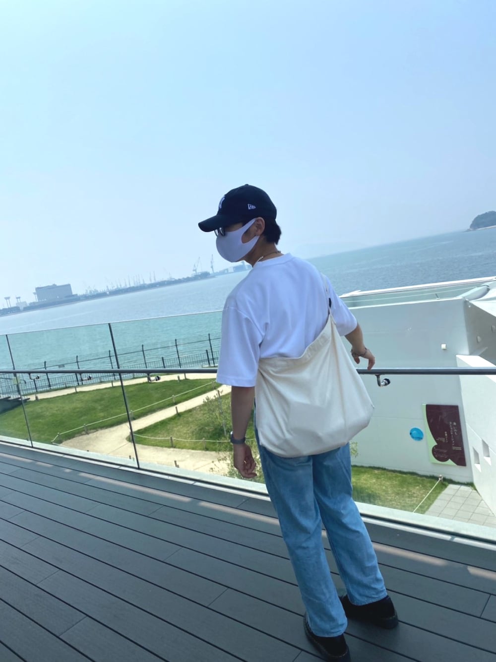 「夏コーデ、水族館、デート」｜「UNIQLOのアイテム（Tシャツ/カットソー、ホワイト系）」を使った、えいさん（メンズ・170cm）の秋コーディネートの1枚目の写真