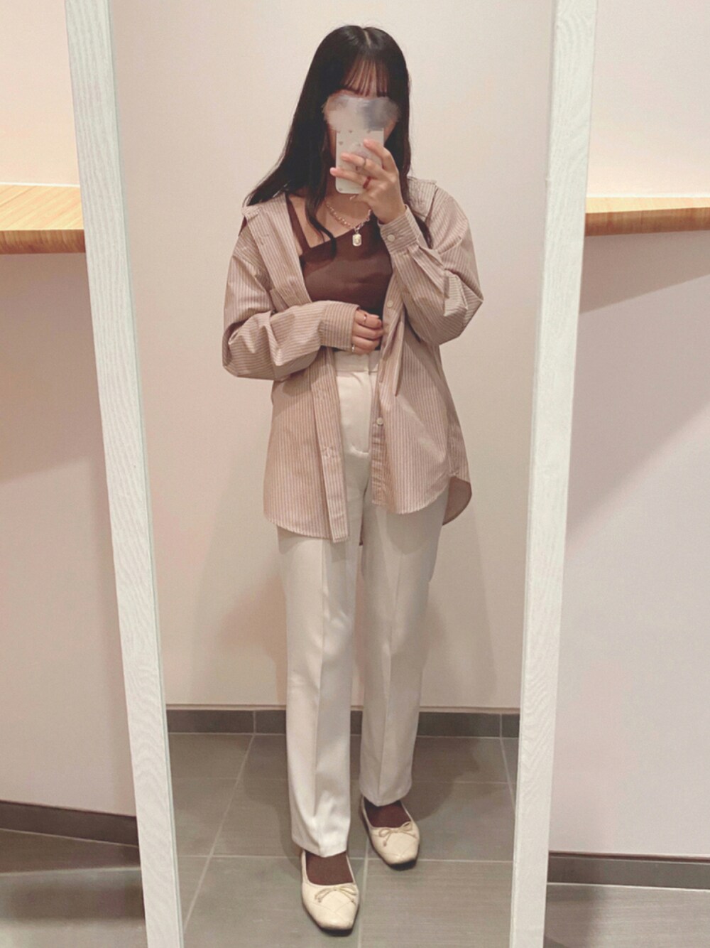「今日のコーデ、プチプラコーデ、シャツスタイル、秋服、オーバーサイズ、メンズライク、ストライプシャツ、スラックス、GU、GRL、大学生」｜「GRLのワンショルダーリブトップス（タンクトップ、ブラウン系）」を使った、saeさん（レディース・157cm）の秋コーディネートの1枚目の写真