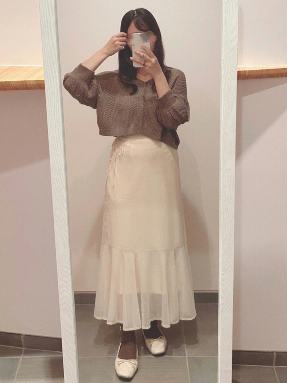「淡色女子、淡色コーデ、秋コーデ、秋服準備はじめました、カーディガン、マーメイドスカート、ネックレス、カーキ、メッシュ、who's who chico、大学生」｜「Chicoの【新色追加】2wayボリューム袖メッシュカーディガン（カーディガン/ボレロ、グリーン系）」を使った、saeさん（レディース・157cm）の秋コーディネートの1枚目の写真