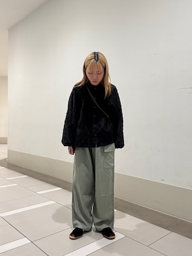 「URBAN RESEARCH DOORS（アーバンリサーチドアーズ）のトロミカーゴイージーパンツ｜春服/ウエストゴム/カジュアル/お出かけ（その他パンツ、グリーン系）」を使った、manamiさん（レディース・146cm）の春コーディネート