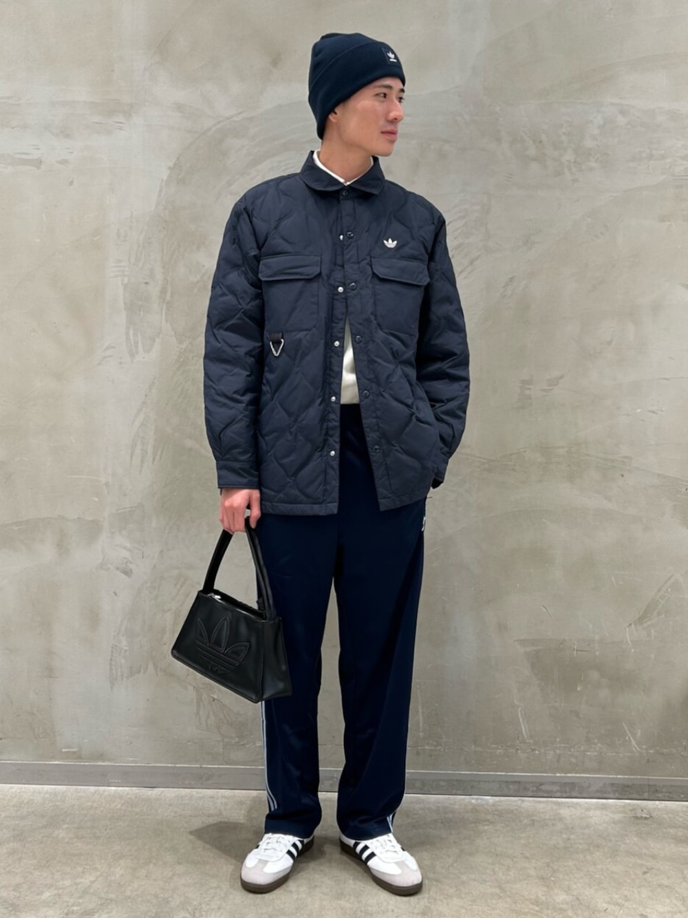 「アディダス、アディダスオリジナルス、adidas、adidas originals、スニーカー、Tトゥシューズ、ニット帽、ショルダーバッグ、キルティングジャケット」｜「adidasのLIGHTWEIGHT DOW / アディダスオリジナルス adidas Originals（ダウンジャケット/コート、ブルー系）」を使った、OKさん（メンズ・183cm）の冬コーディネートの1枚目の写真