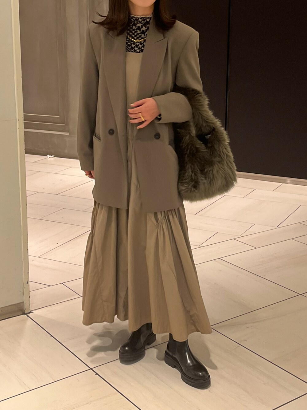 「ワントーンコーデ、ジャケット、ワンピース、ファー小物、カーキ、ベージュ、ZARA、litmus、cloche、BEAUTY&YOUTH UNITED ARROWS、green label relaxing、CENE」｜「LITMUSのアイテム（トップス、ブラック系）」を使った、mさん（レディース・157cm）の冬コーディネートの1枚目の写真