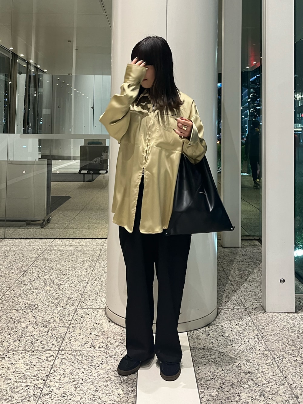 「サテン、サテンシャツ、スニーカー、la peau de gem、MM6、adidas、SPEZIAL」｜「LA PEAU DE GEMのアイテム（シャツ/ブラウス、ゴールド系）」を使った、mさん（レディース・157cm）の秋コーディネートの1枚目の写真