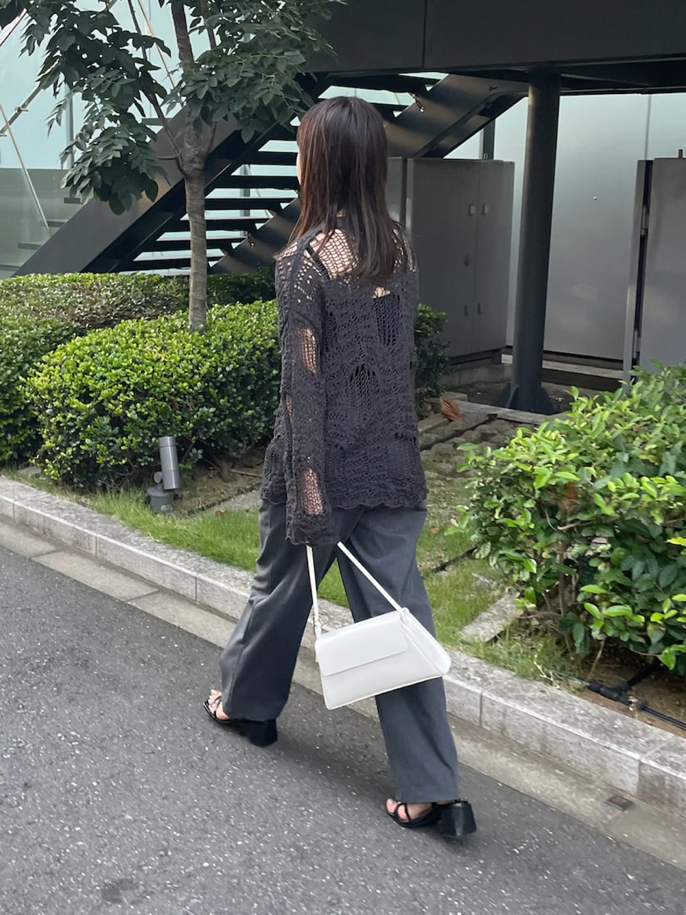 「グレーコーデ、ワントーンコーデ、透かし編みニット、パンツスタイル、ハンドバッグ、サンダル、H&M、UNIQLO、AZUL by moussy」｜「H&Mのアイテム（ニット/セーター、グレー系）」を使った、mさん（レディース・157cm）の秋コーディネートの1枚目の写真