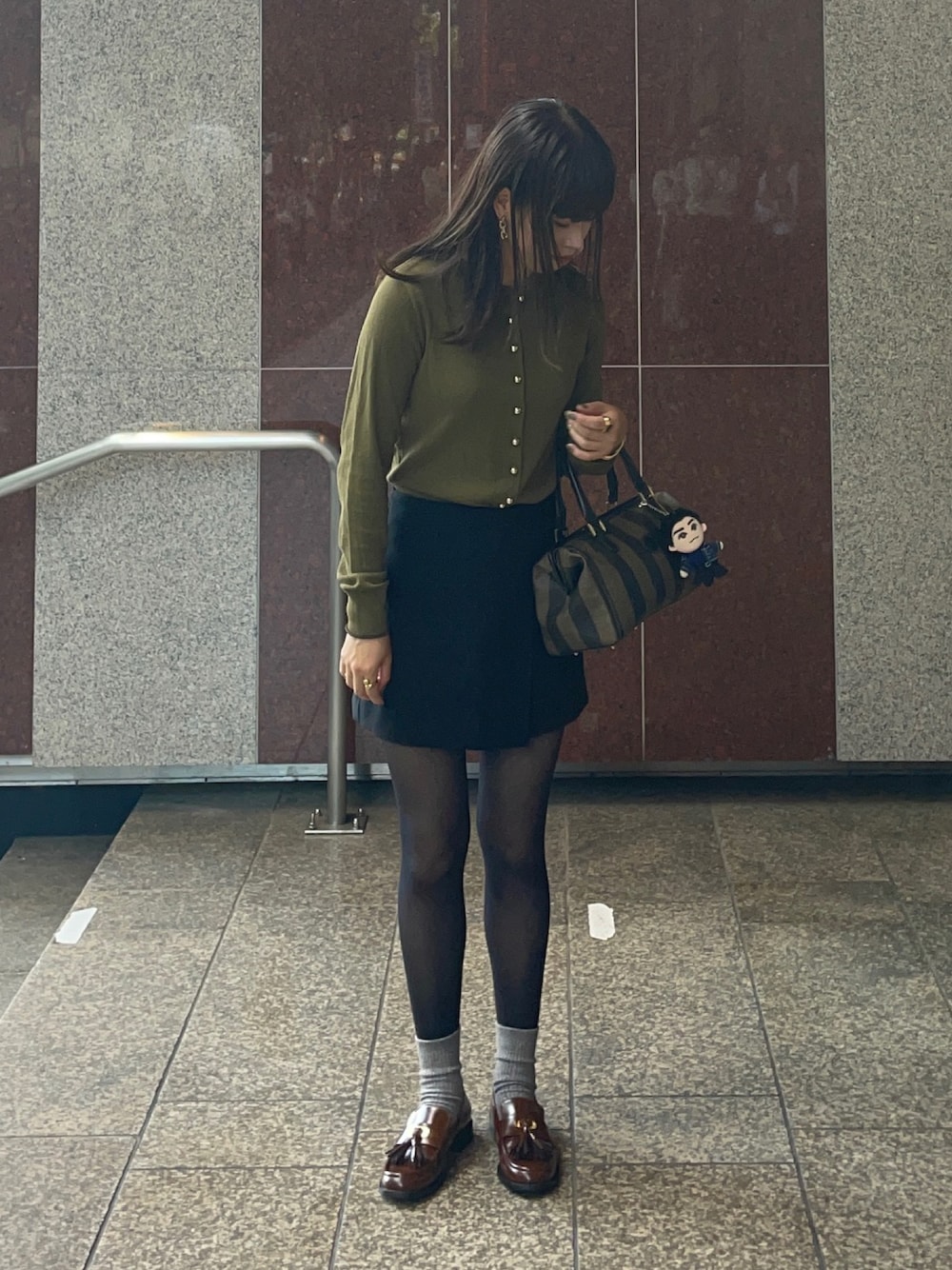 「秋コーデ、カーディガン、ショートパンツ、ローファー、ボストンバッグ、H&M、ZARA、FENDI、観劇スタイル、参戦服、メンカラコーデ、SixTONES」｜「FENDIのアイテム（ボストンバッグ、ブラウン系）」を使った、mさん（レディース・157cm）の秋コーディネートの1枚目の写真