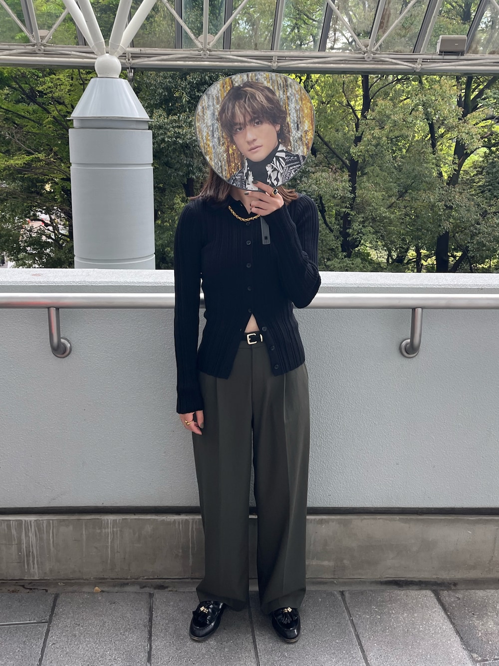 「プチプラコーデ、肌見せ、ゴールドアクセ、H&M、UNIQLO、ZARA、CENE、SixTONES、参戦服、ライブコーデ」｜「H&Mのアイテム（トップス、ブラック系）」を使った、mさん（レディース・157cm）の春コーディネートの1枚目の写真