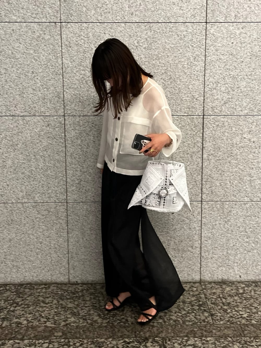「シアートップス、シアーカーディガン、シアーパンツ、スリットパンツ、スリット、モード、モトノトーン、サンダル、ハンドバッグ、レース、vivapresto、CaNARi、YOHEI OHNO、AZUL by moussy」｜「YOHEI OHNOのアイテム（ハンドバッグ、ホワイト系）」を使った、mさん（レディース・157cm）の秋コーディネートの1枚目の写真